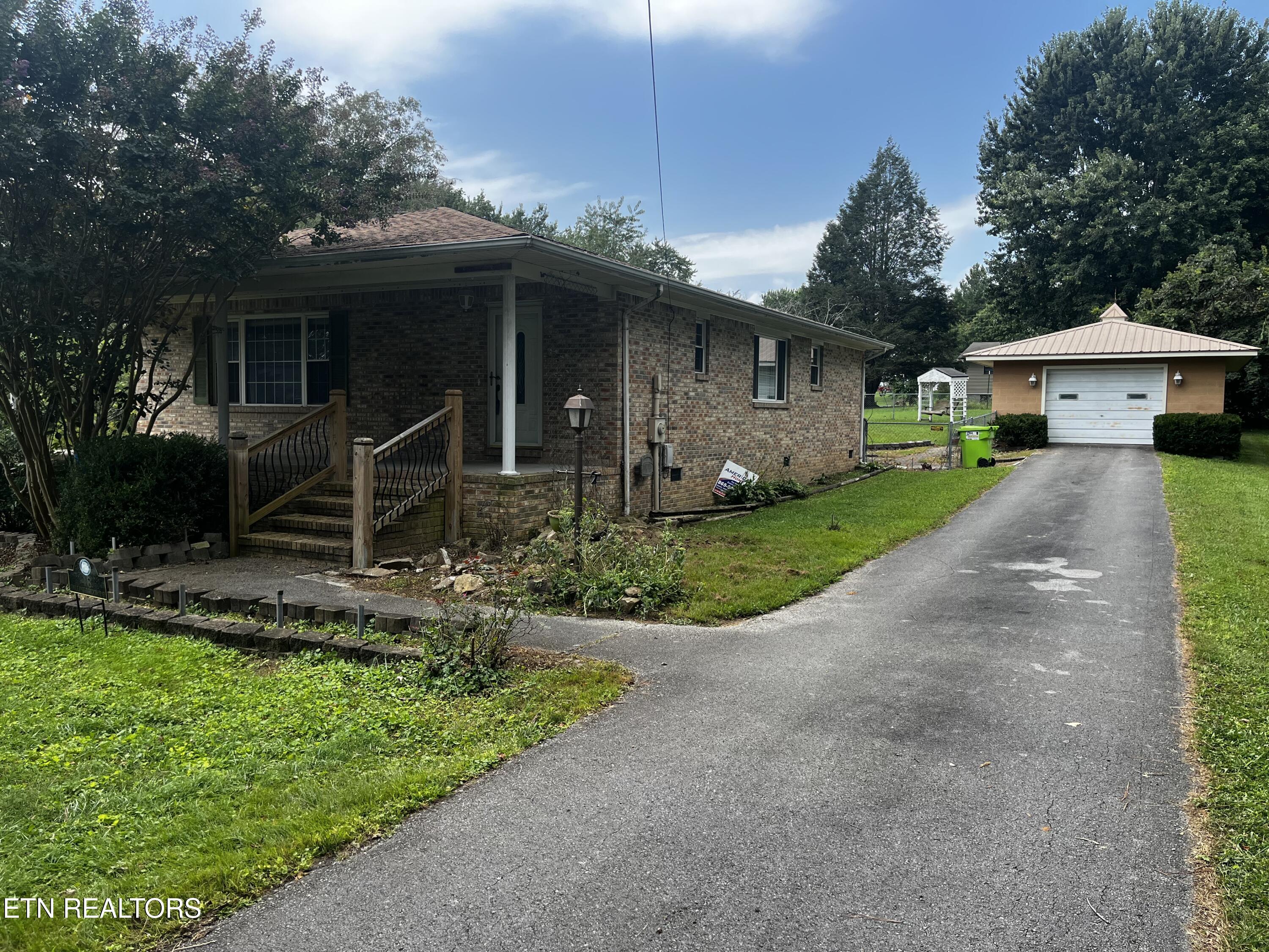 48 Fallingbrook Drive — photo