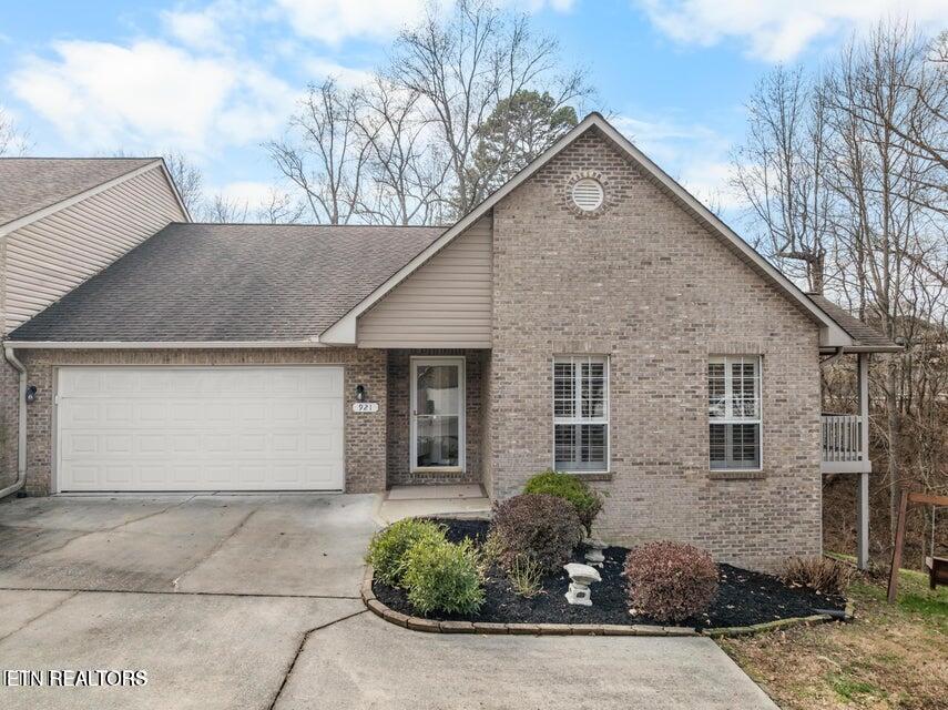 921 Mercer Drive — photo