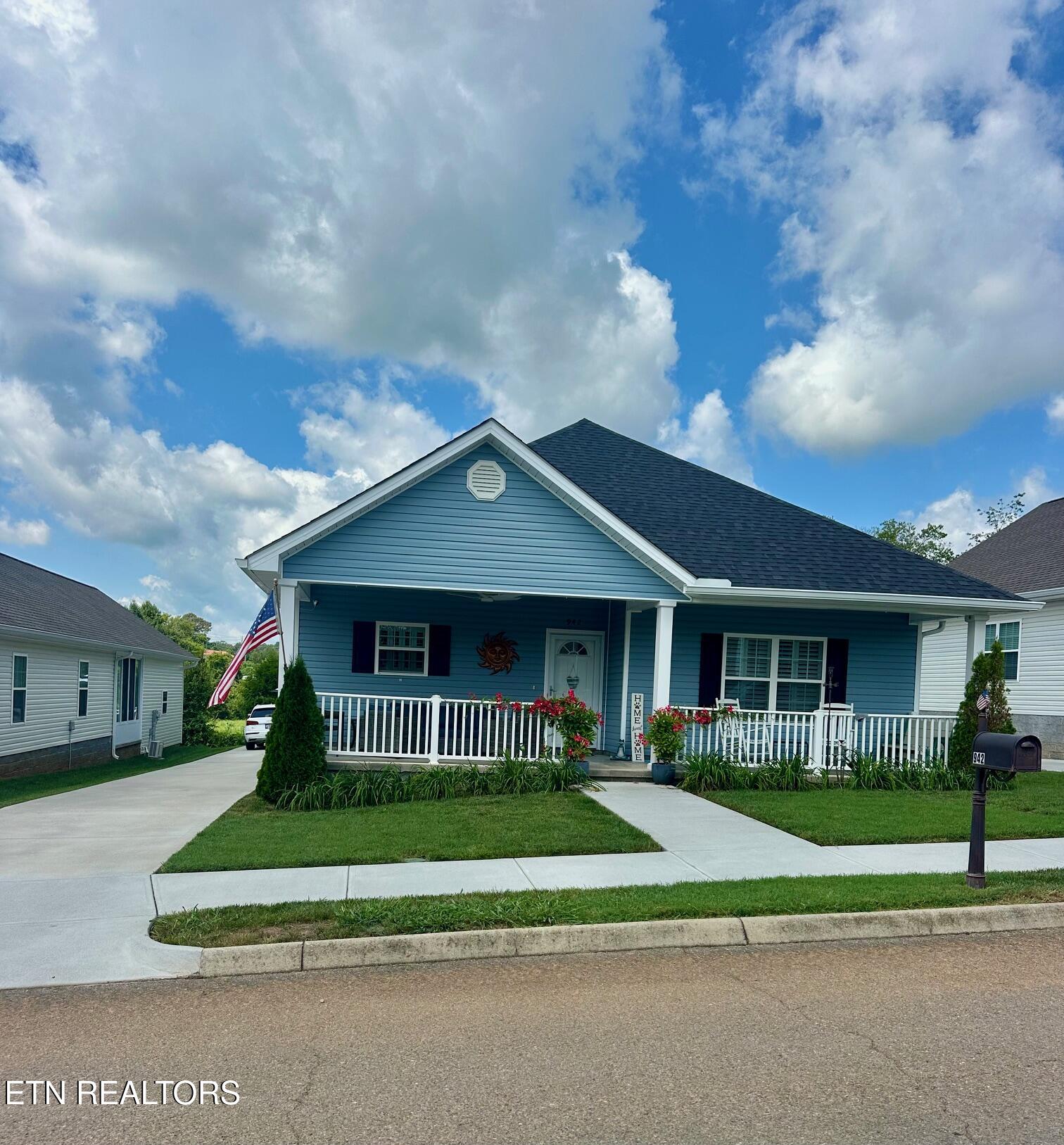 942 Stratford Ave — photo