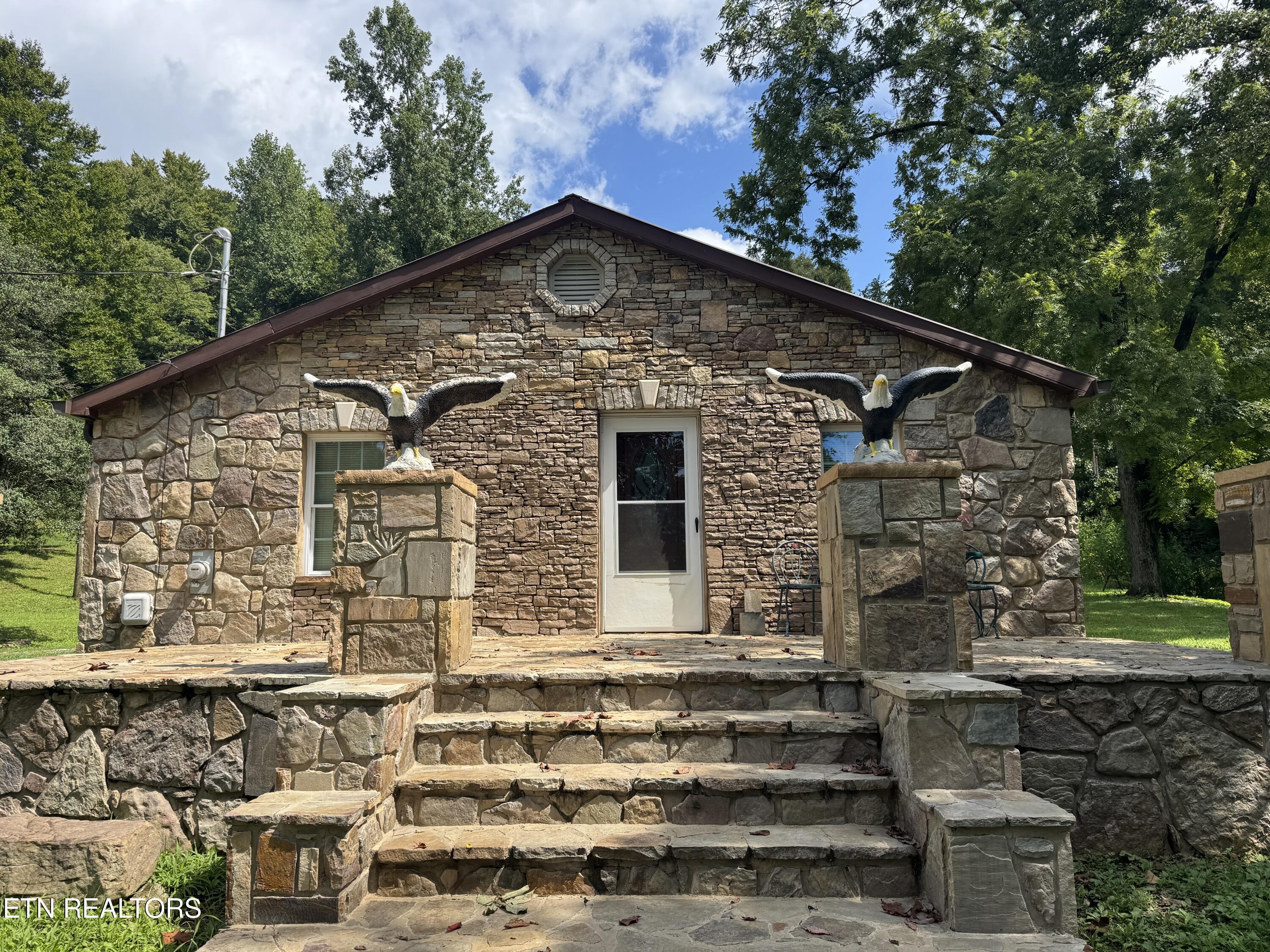 557 Half Moon Rd — photo