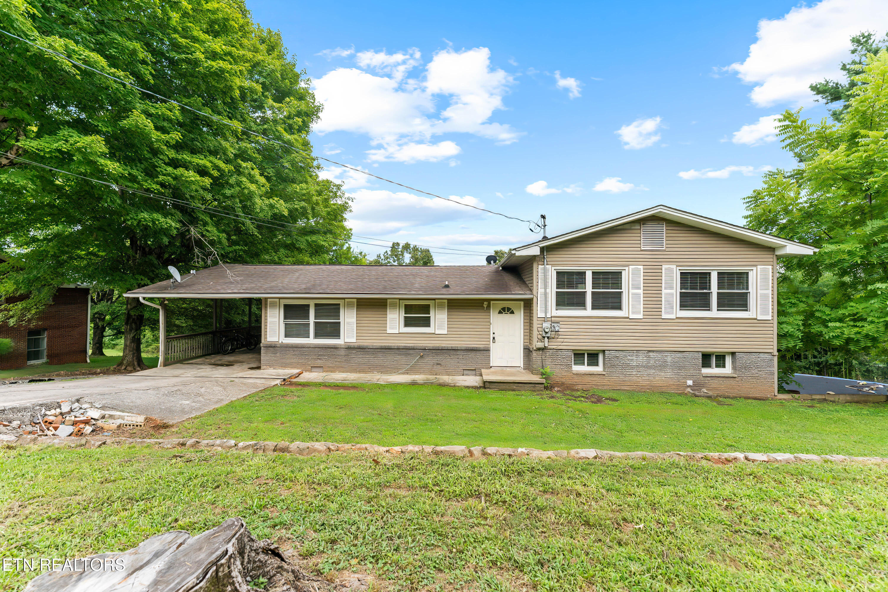561 Robinson Drive — photo