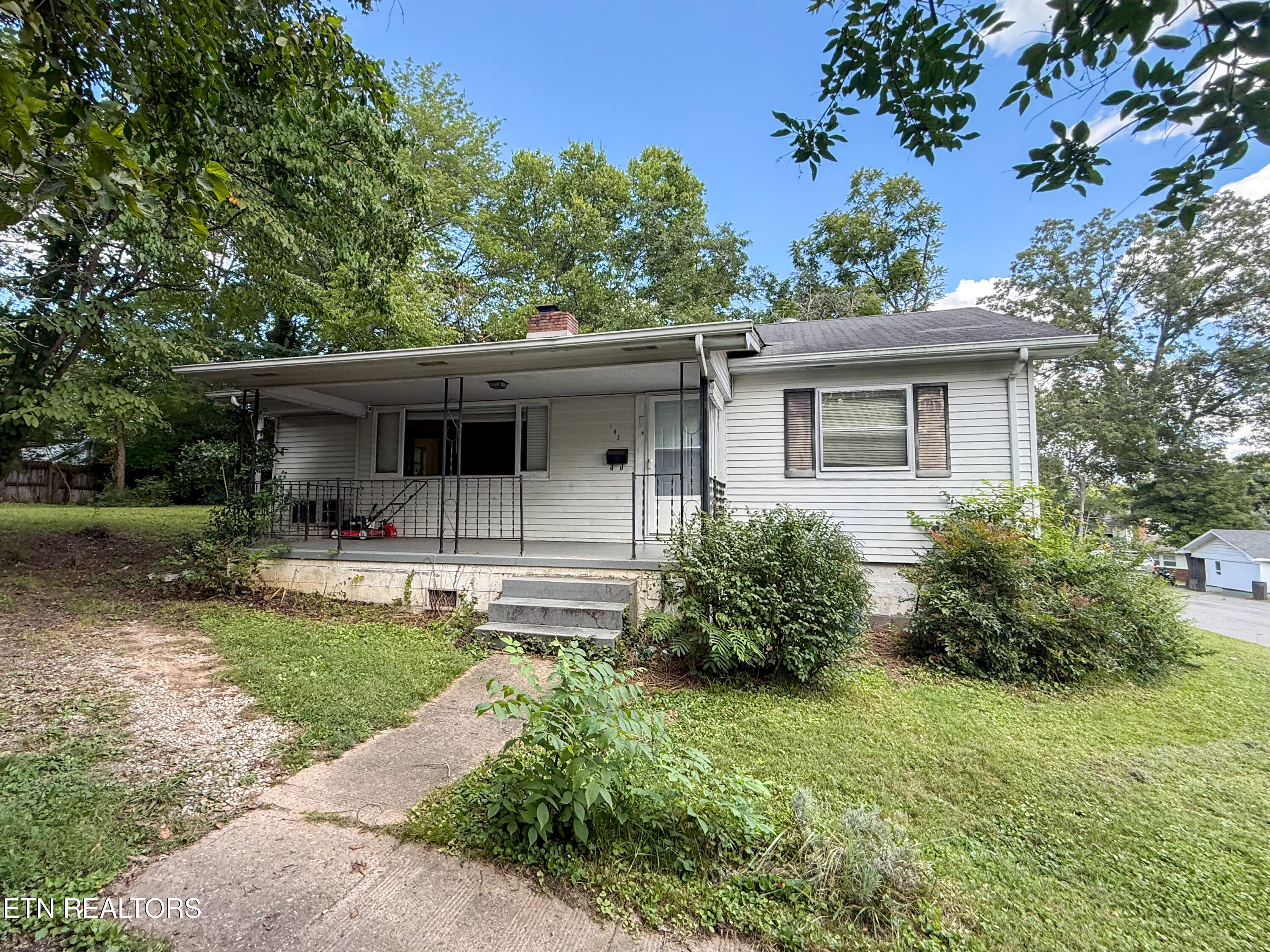 102 W Farragut Rd — photo