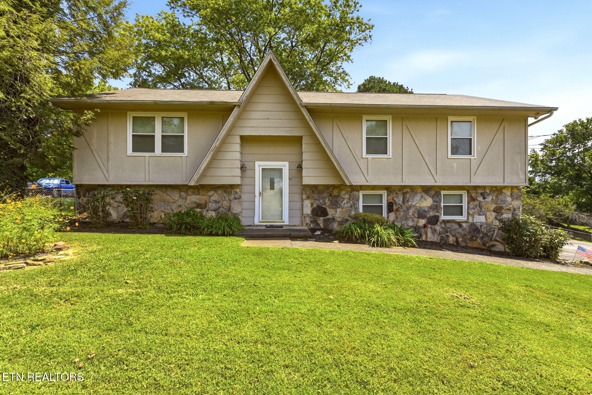 7404 Sturbridge Court — photo