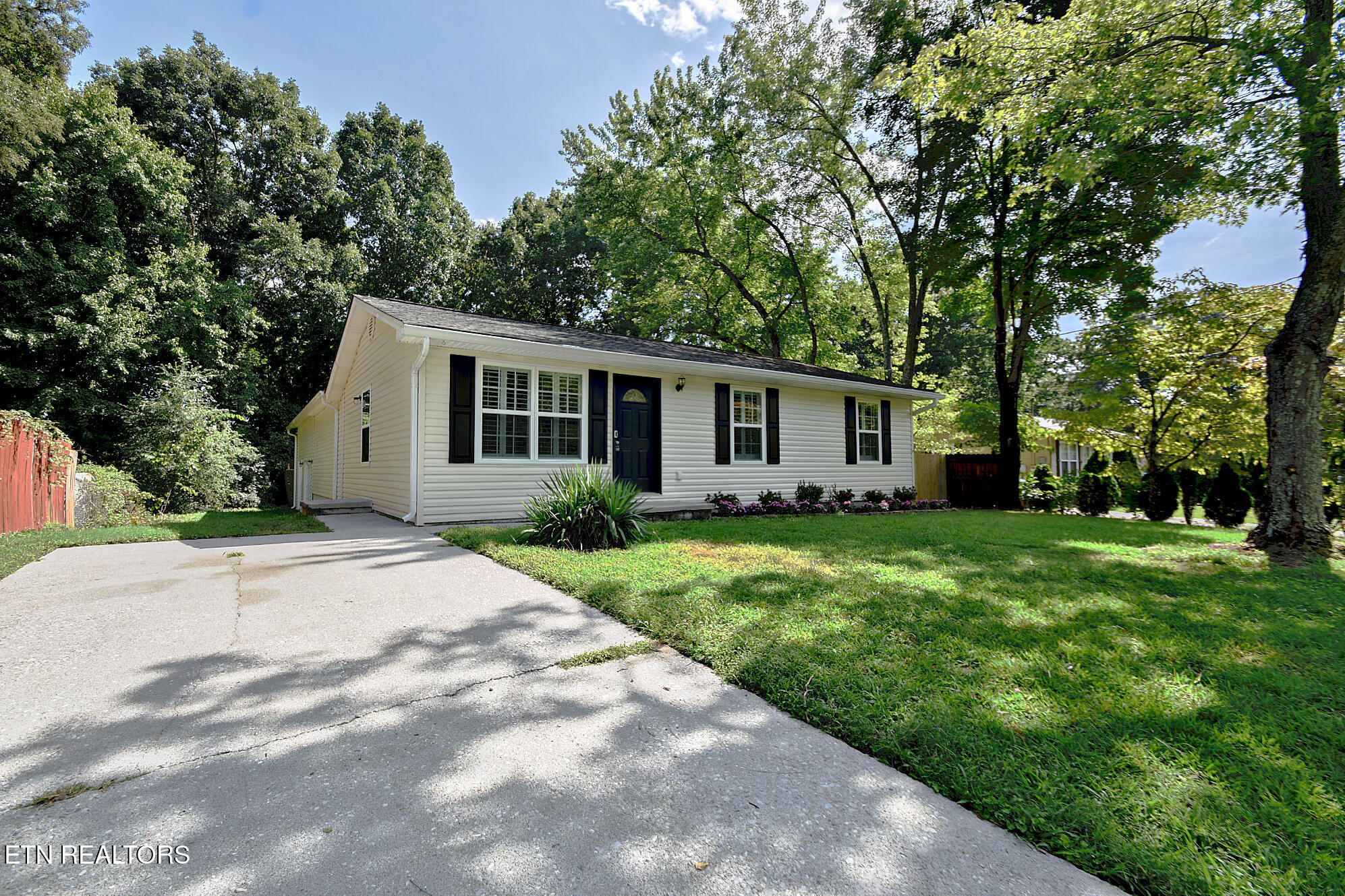 5924 W Pine Lane — photo