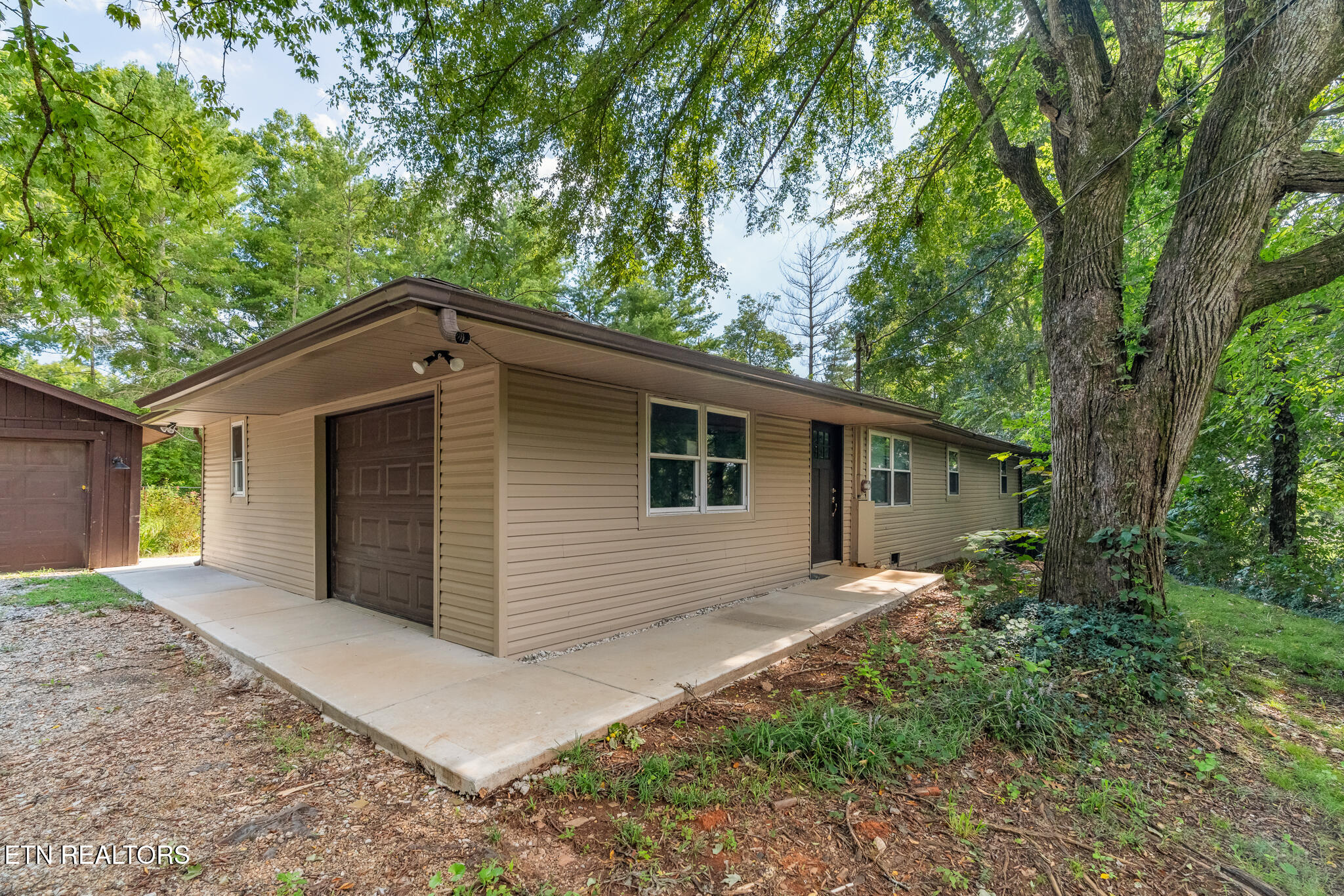1319 Boyds Creek Hwy — photo