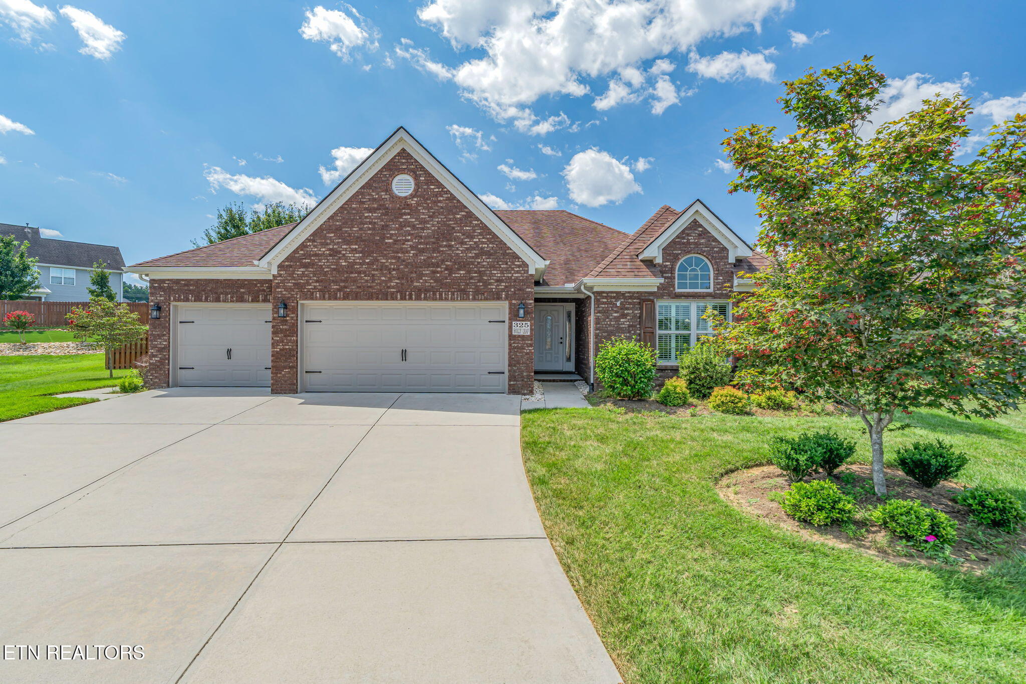 325 Holly Leaf Lane — photo