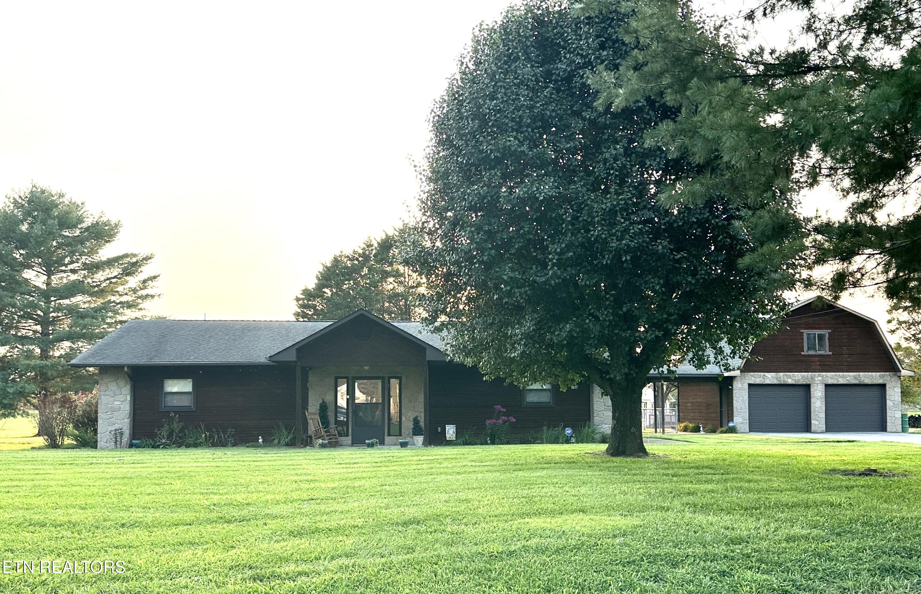 1017 Valley View Circle — photo