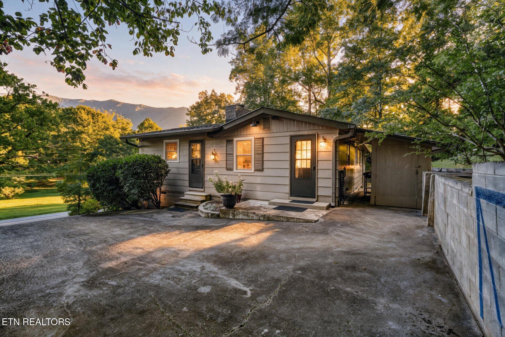 733 Cavern Rd — photo