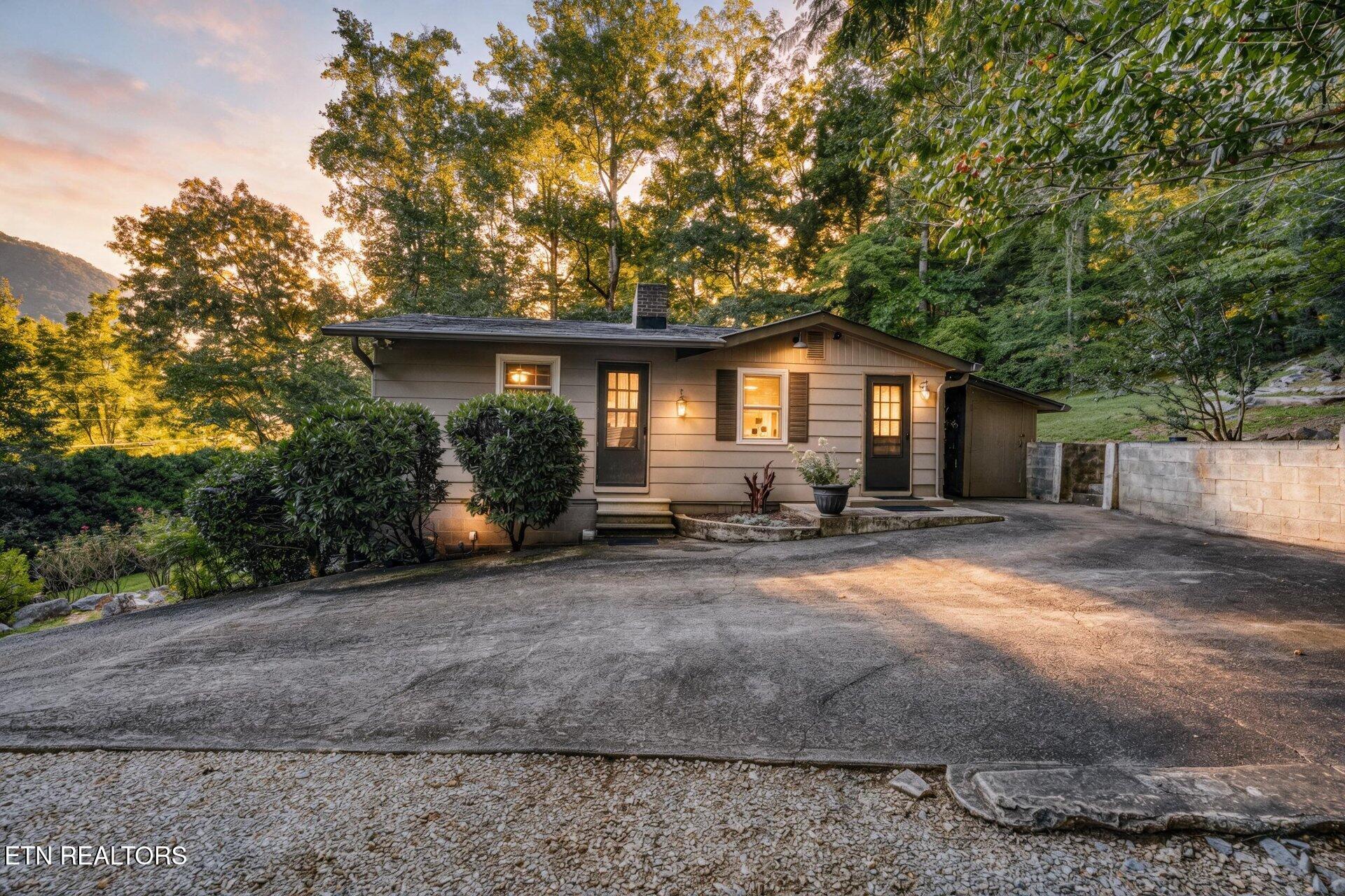 733 Cavern Rd, Townsend, TN 37882 — photo 2