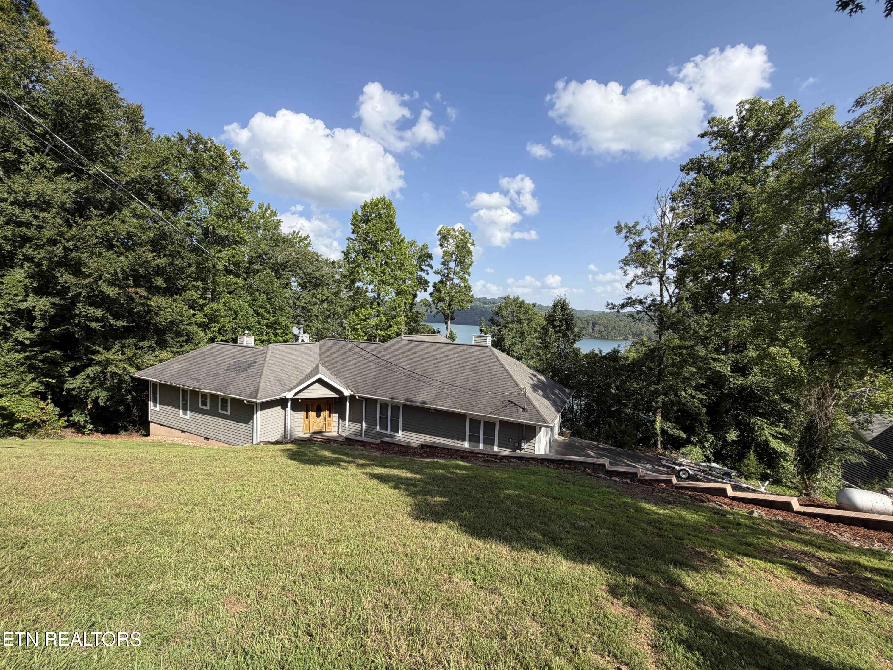 1395 Lakeview Drive — photo