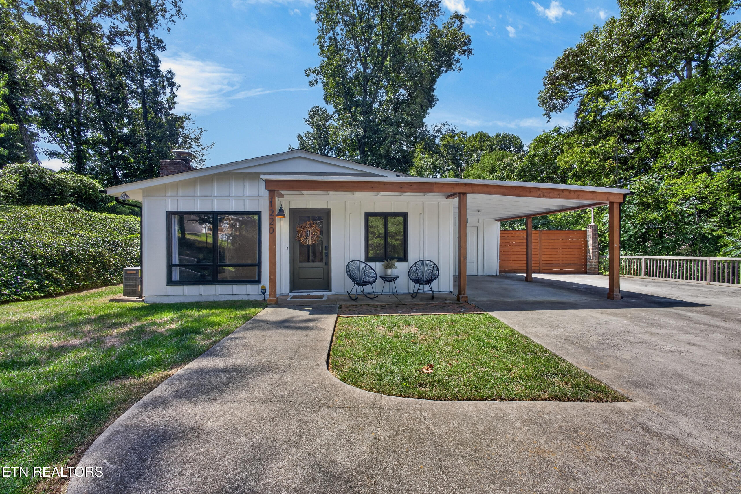 1220 Huntington Rd — photo