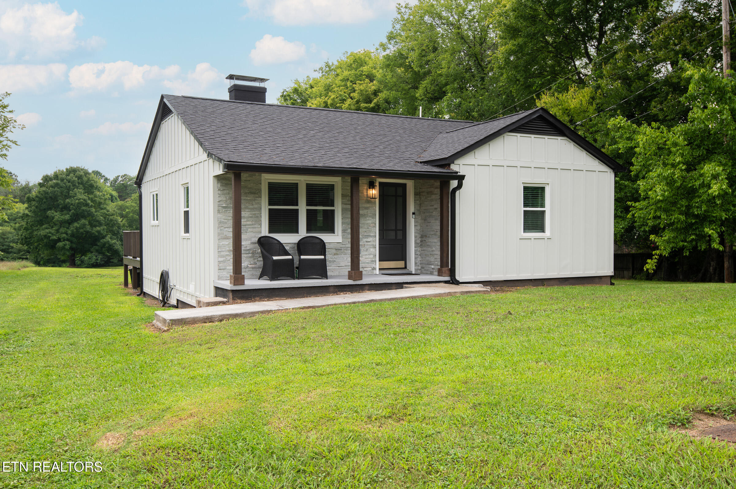 1009 Mabry Hood Rd — photo