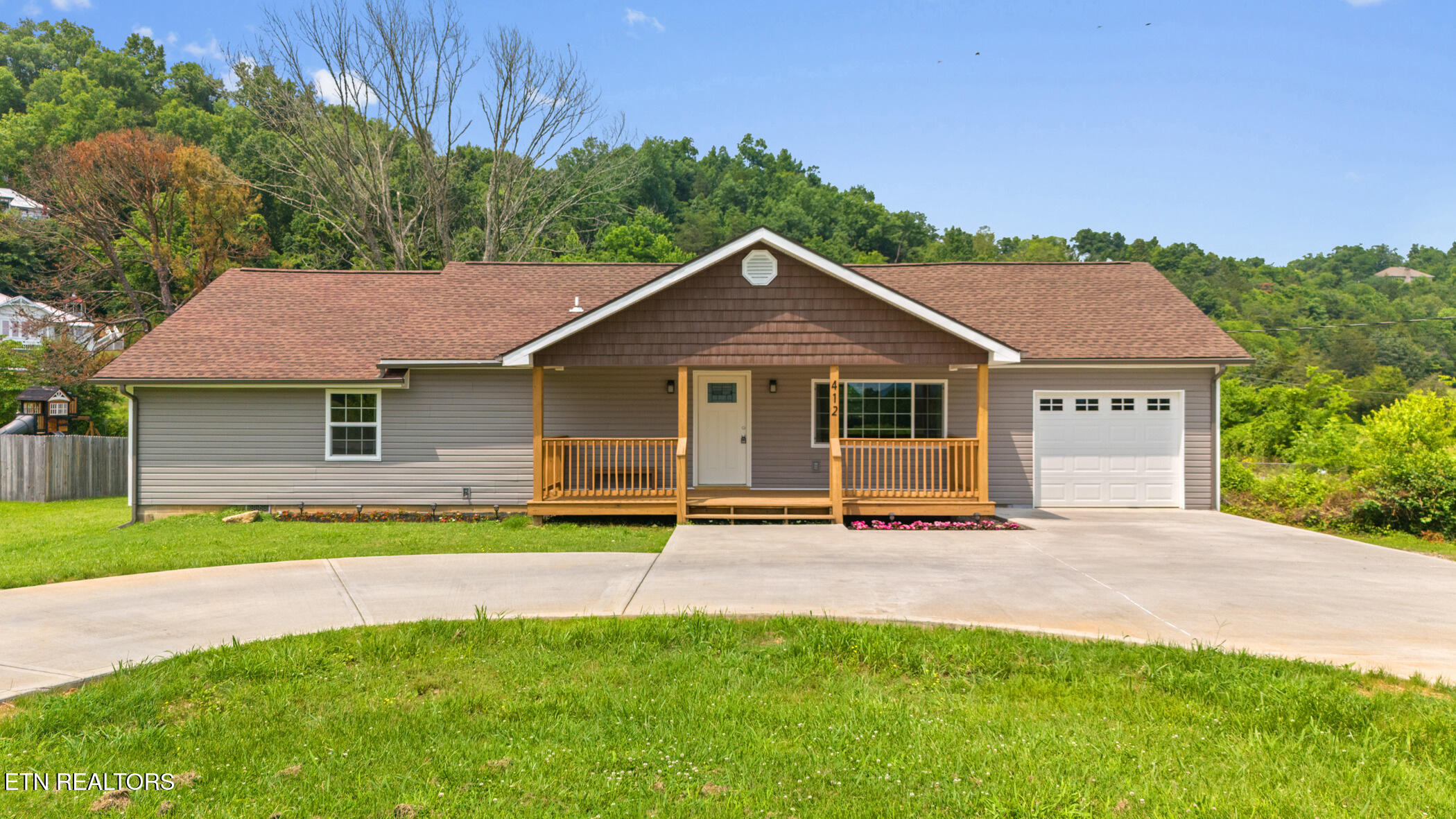 412 Apple Valley Rd — photo