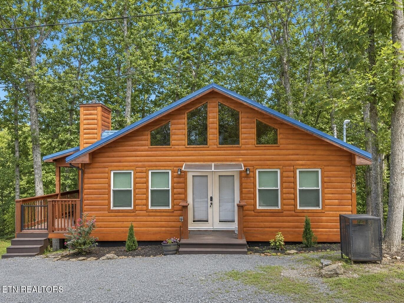 1304 N Oak Court — photo