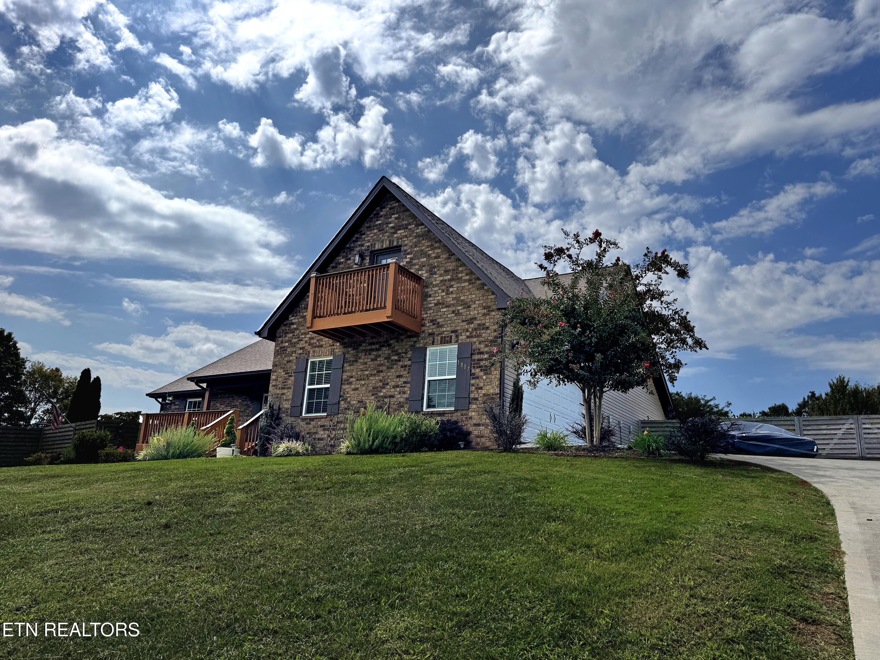 1807 Grey Ridge Rd — photo
