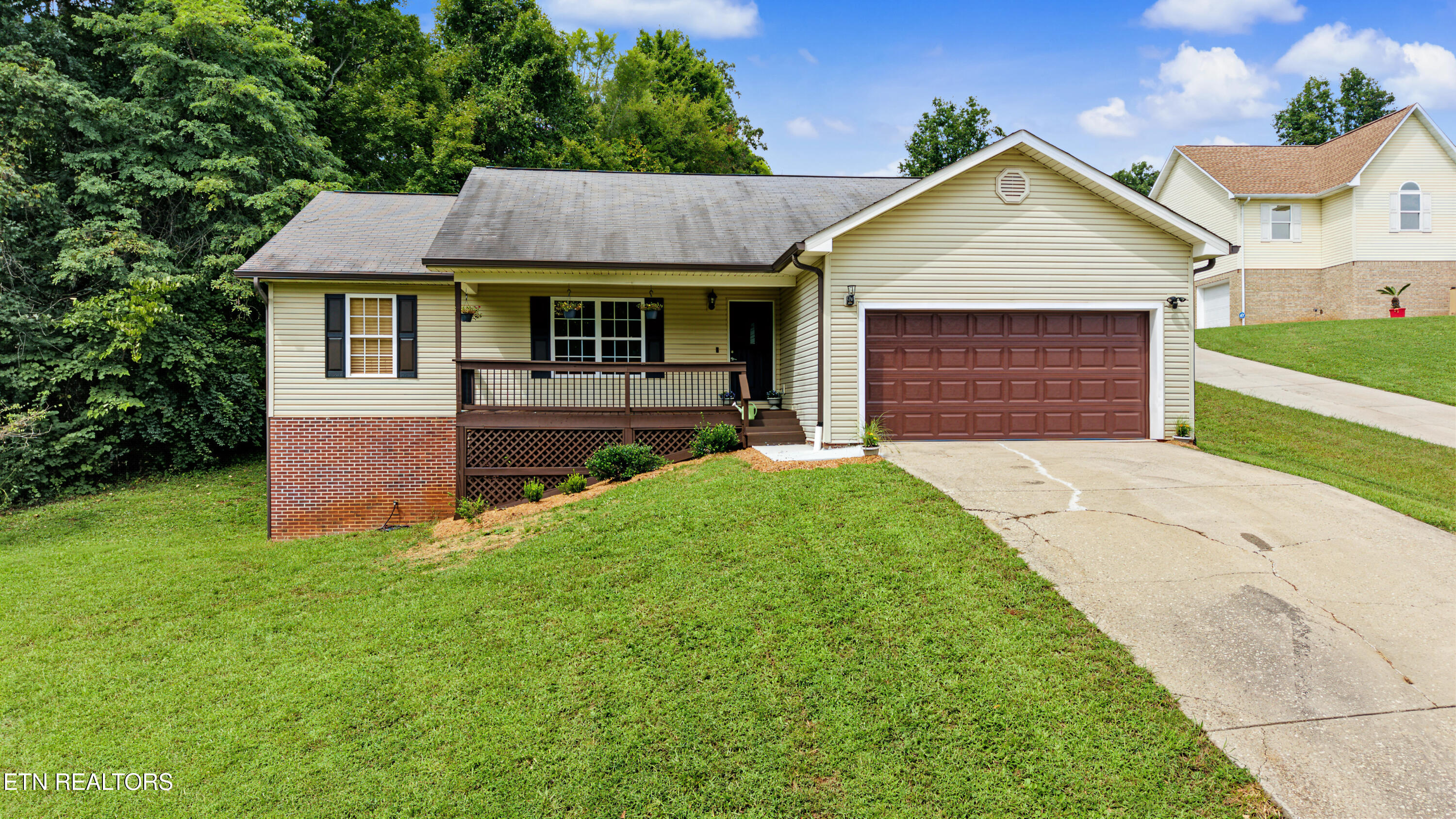 1015 N Old Grey Ridge Rd — photo