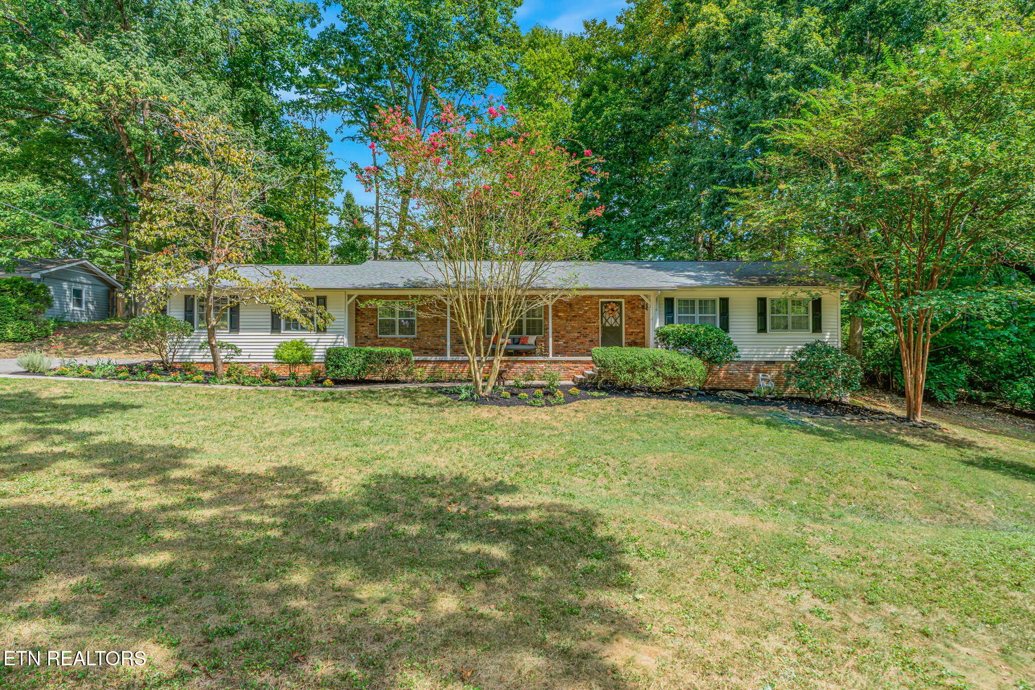 1804 Pinoak Court — photo