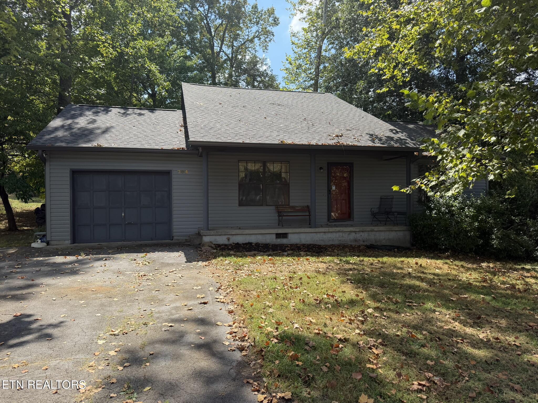704 Ike Lane — photo