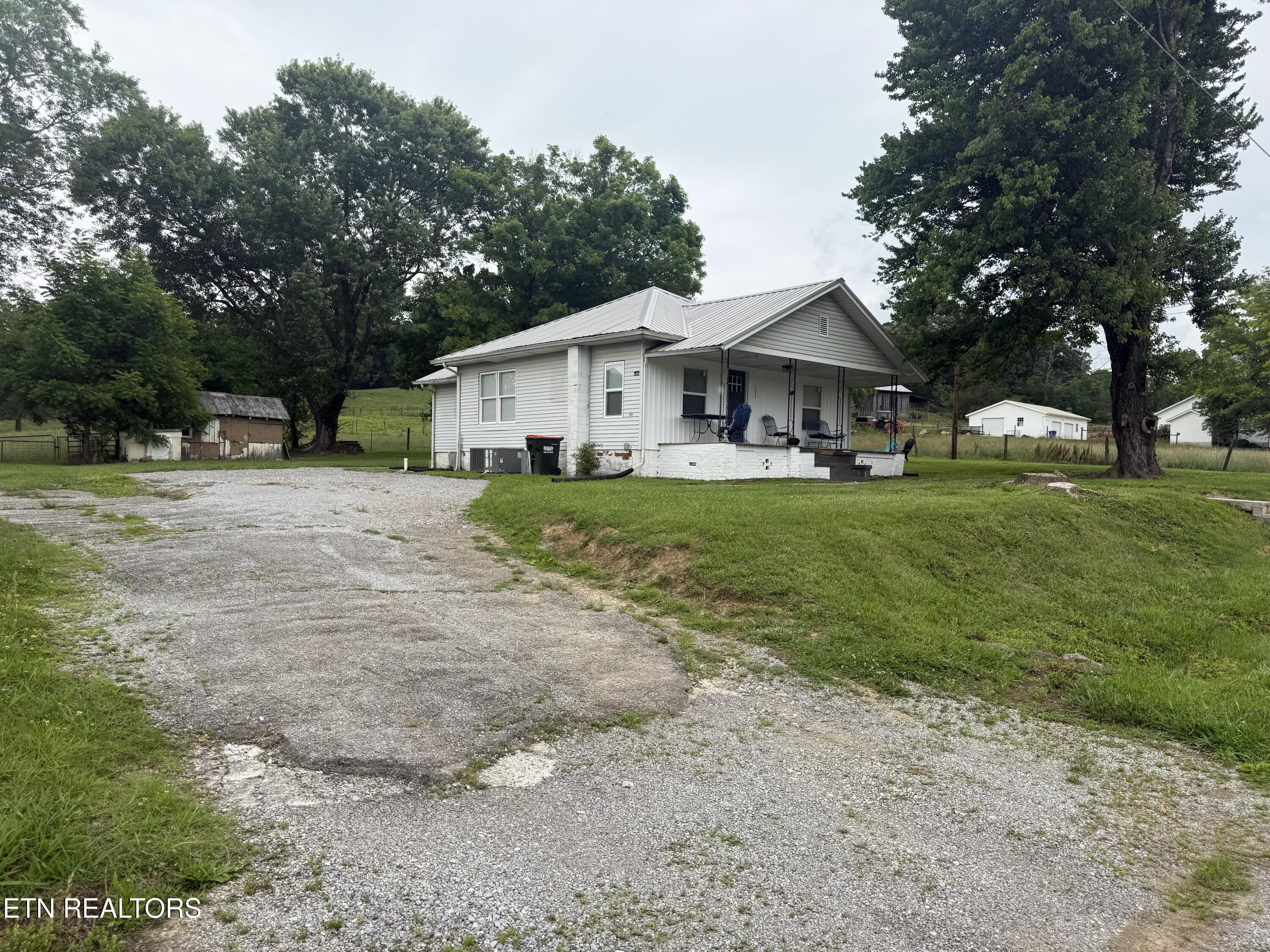 9015 Three Points Rd — photo