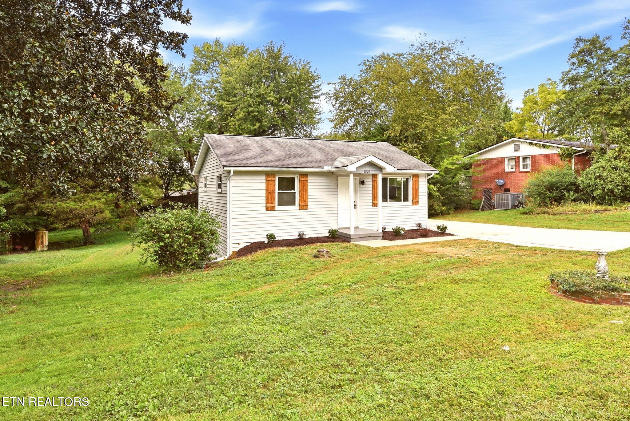 1329 Francis Rd — photo
