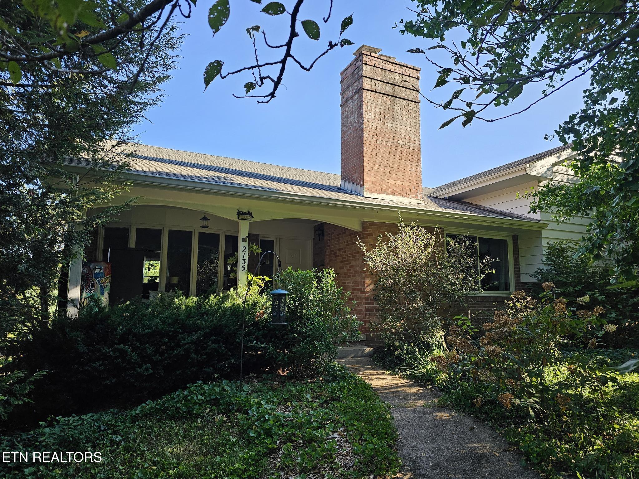 2135 Maplewood Drive — photo