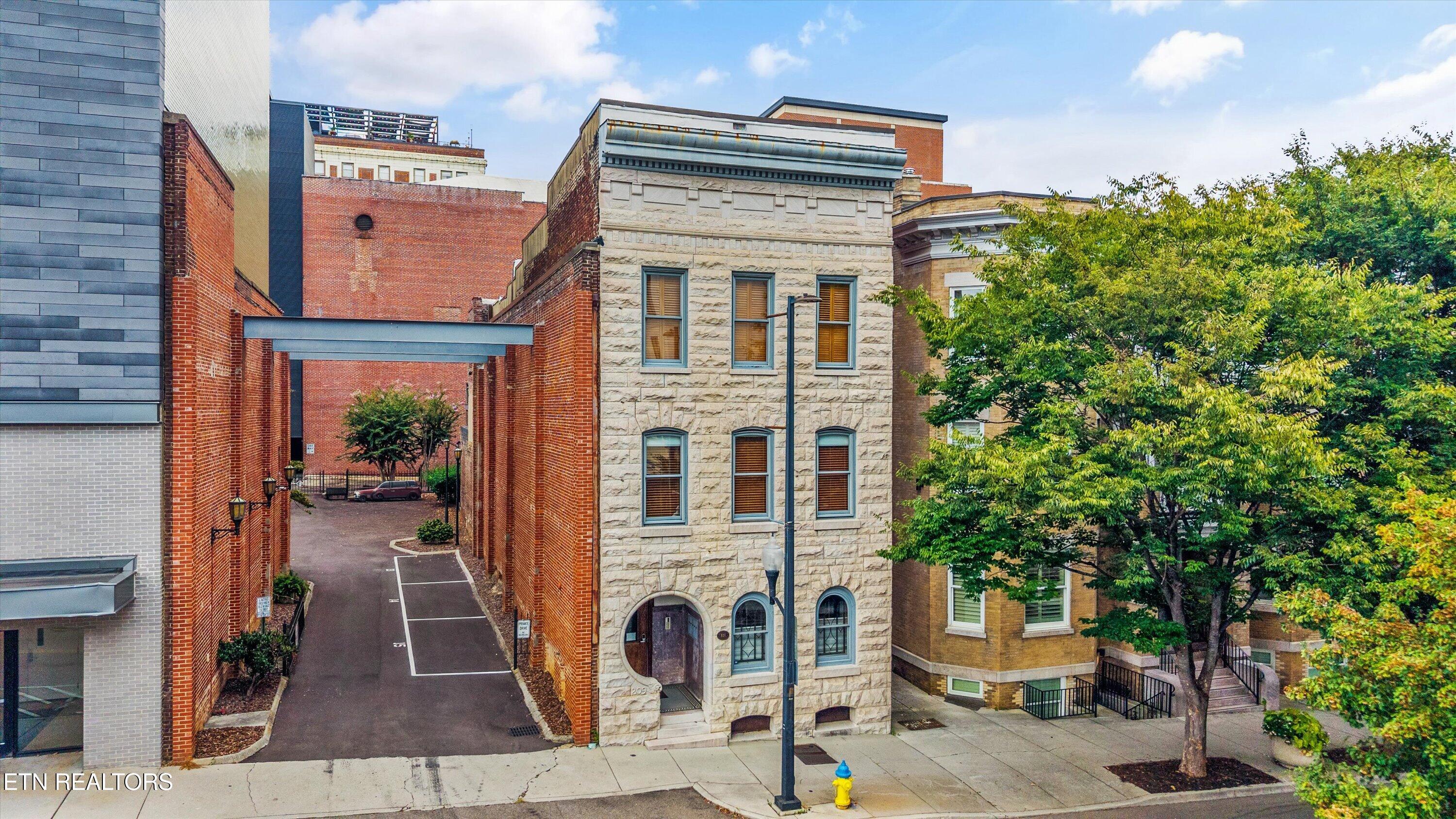 209 W Church Ave — photo