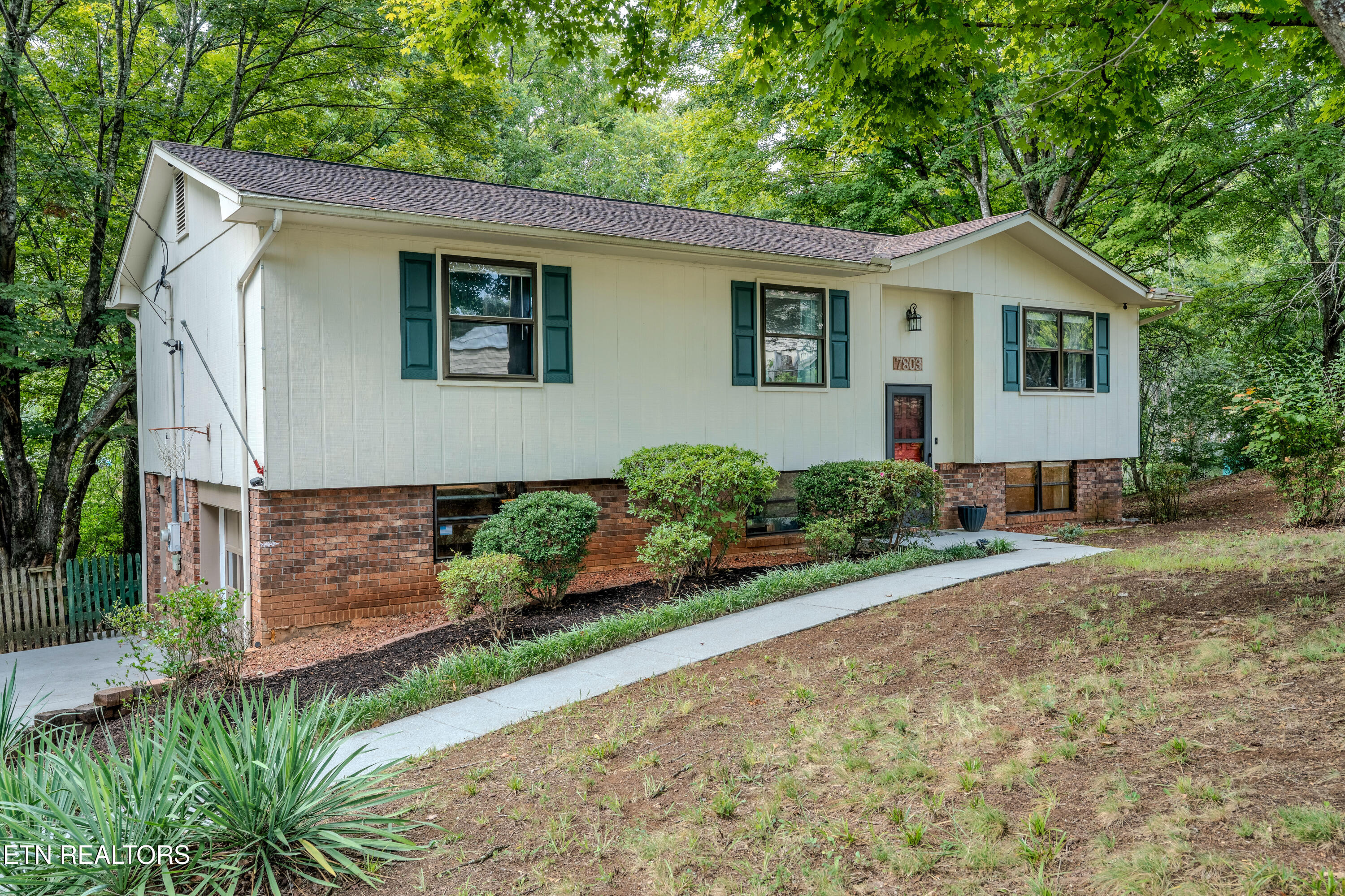 7803 Binfield Court — photo