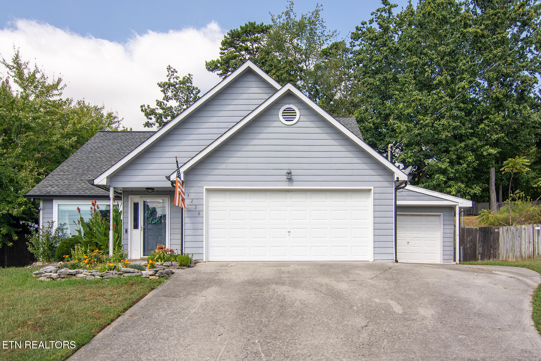 3238 Kingsmore Drive — photo