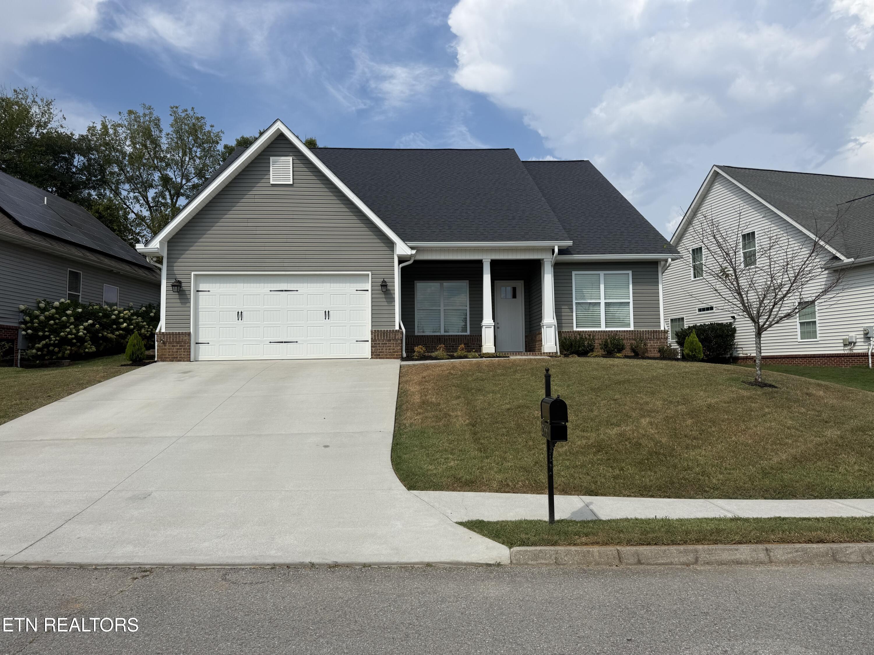 2555 Kings Mountain Lane — photo