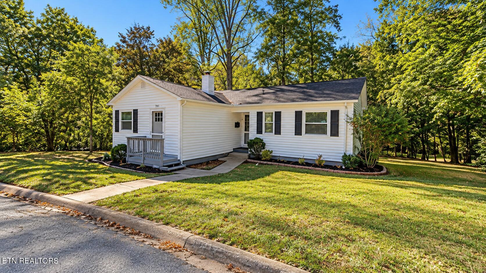 205 W Fairview Rd — photo