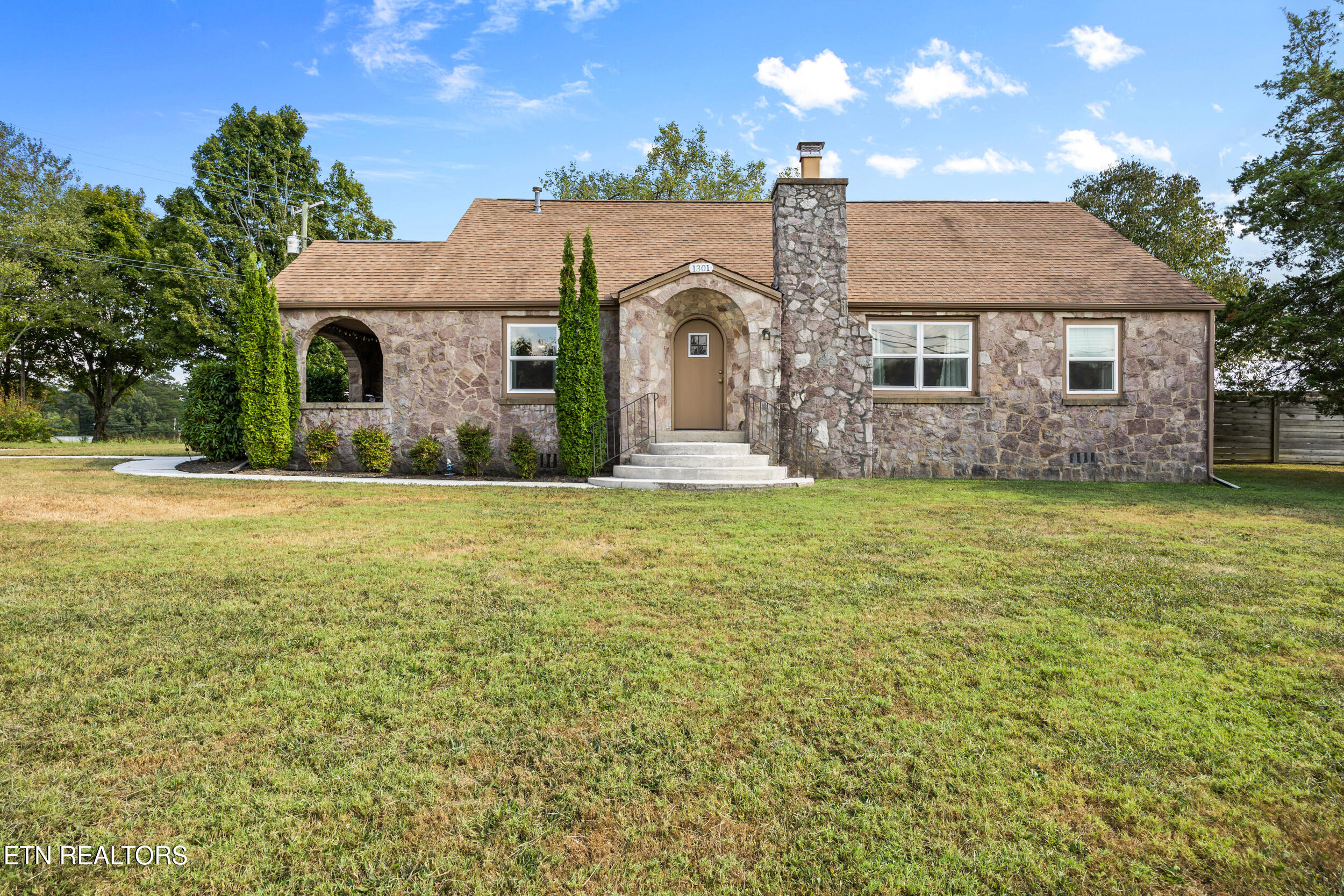 1301 Tazewell Pike — photo