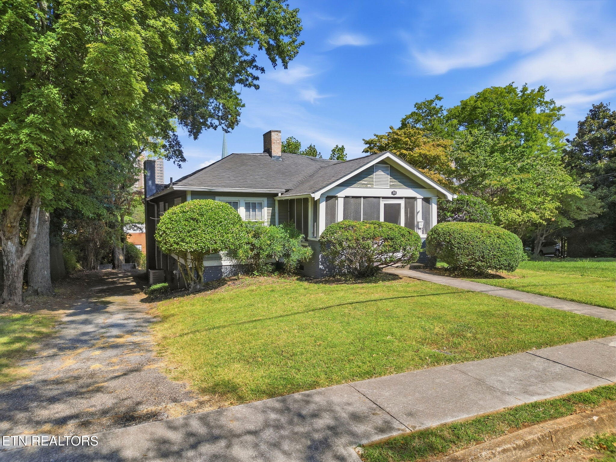 215 W Goddard Ave — photo