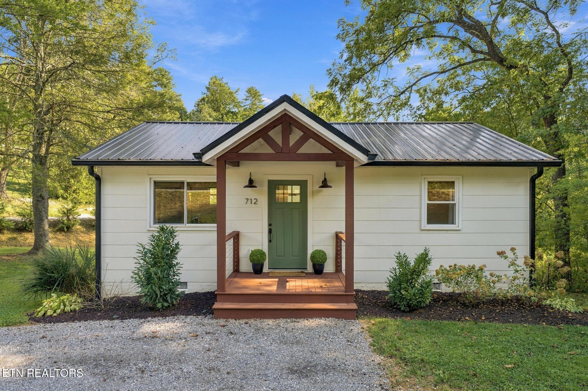 712 E Millers Cove Rd — photo