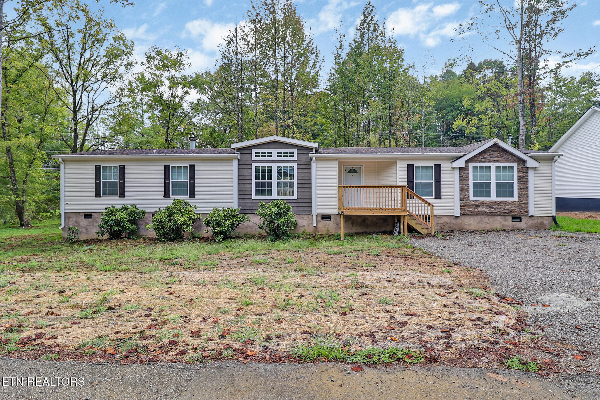 681 Hen Valley Rd — photo