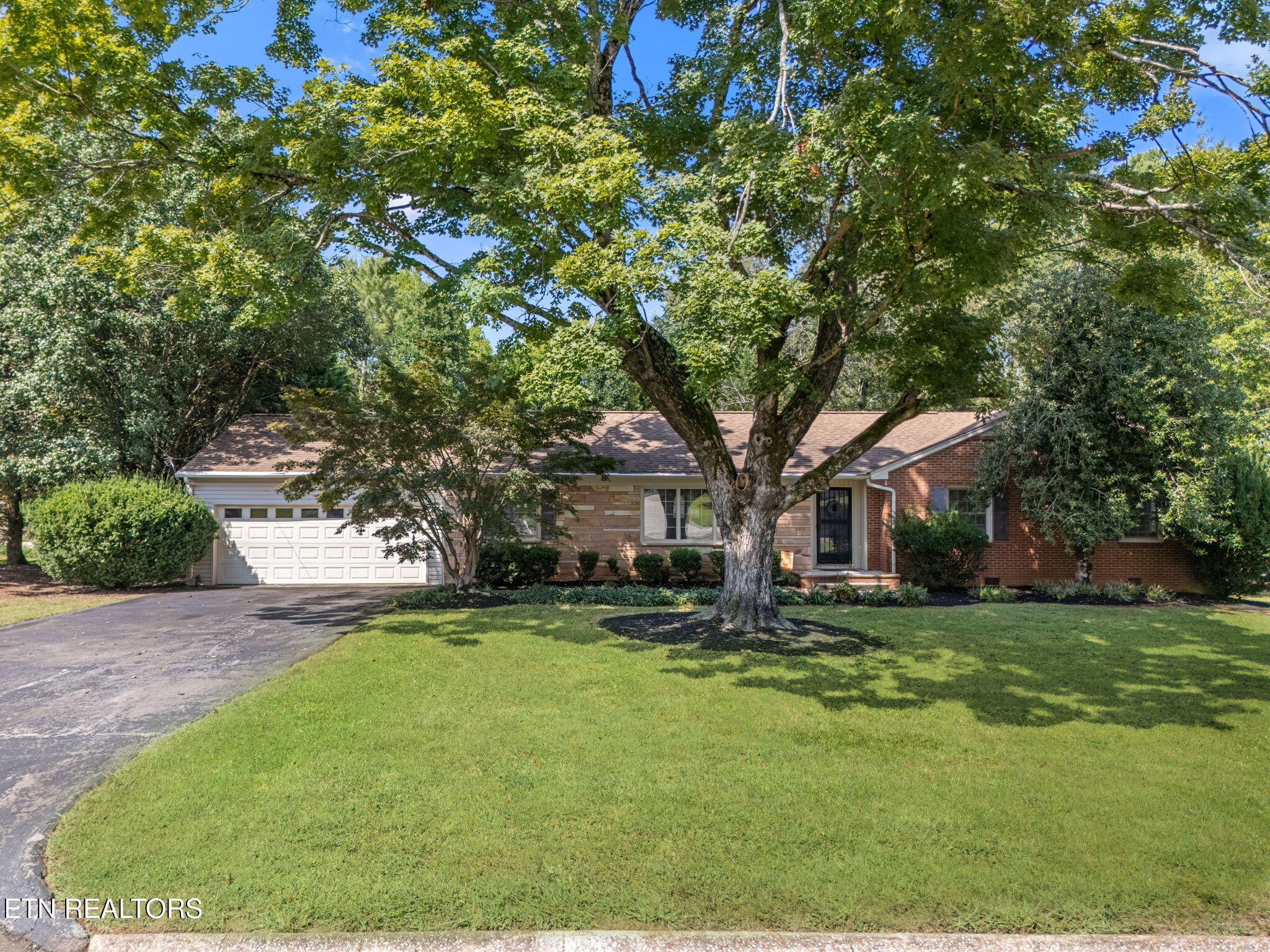 8121 Bennington Drive — photo