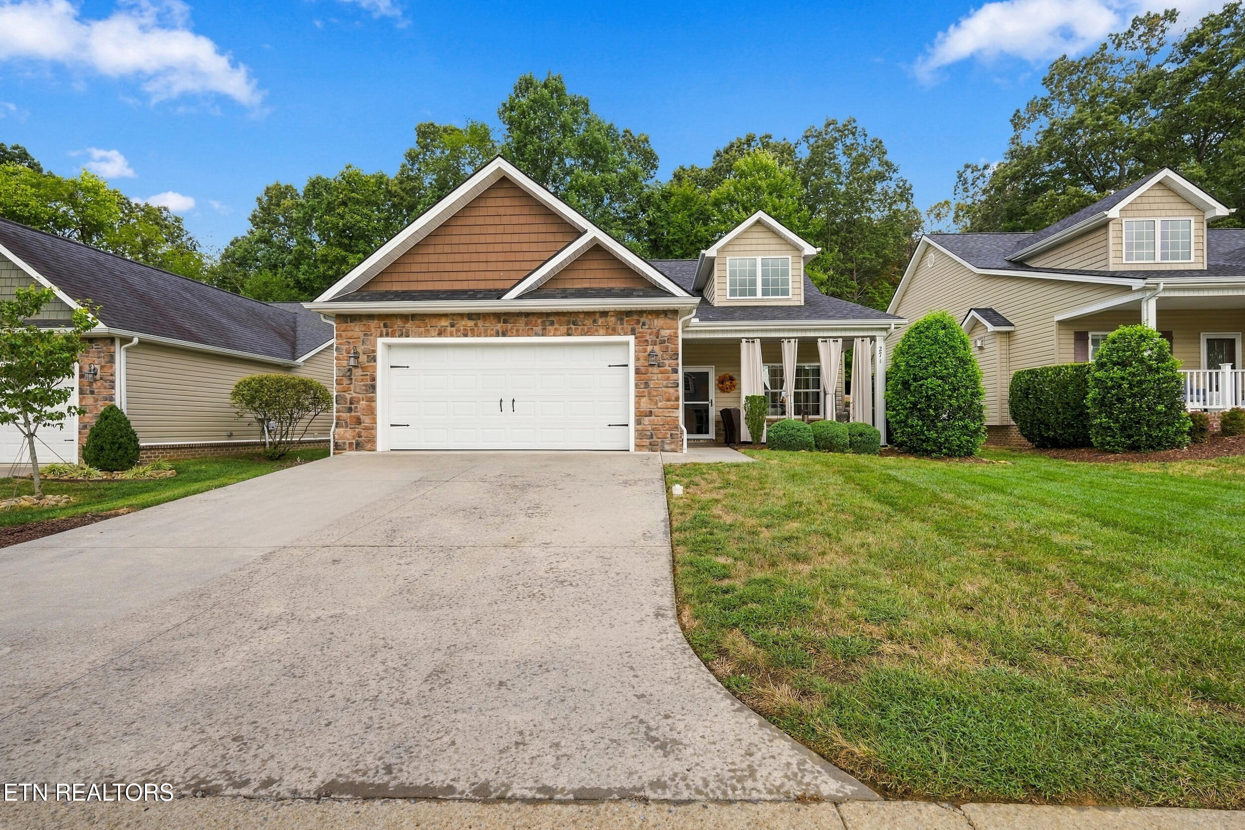 271 Piper Glen — photo