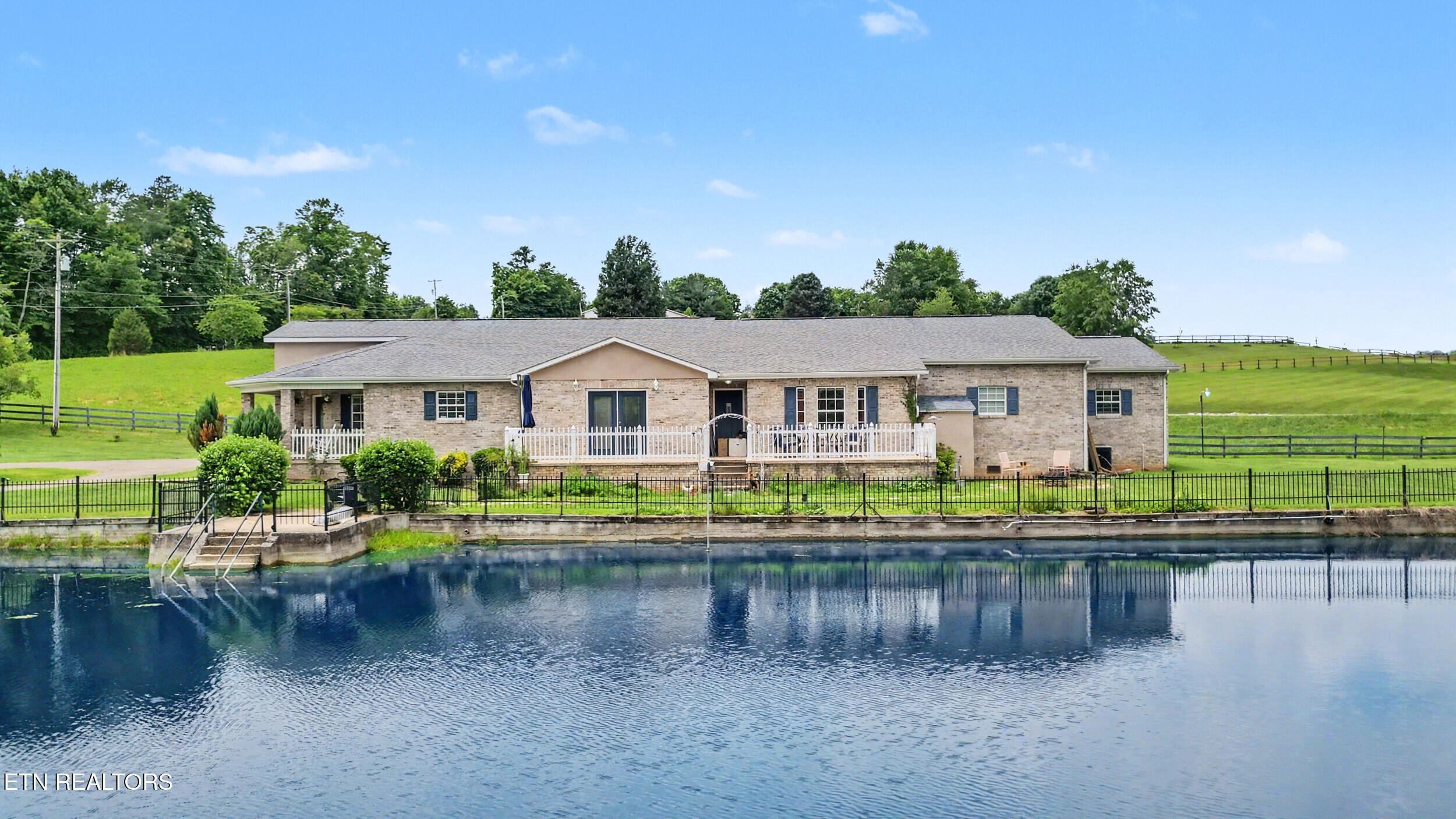 1435 Holly Creek Rd — photo