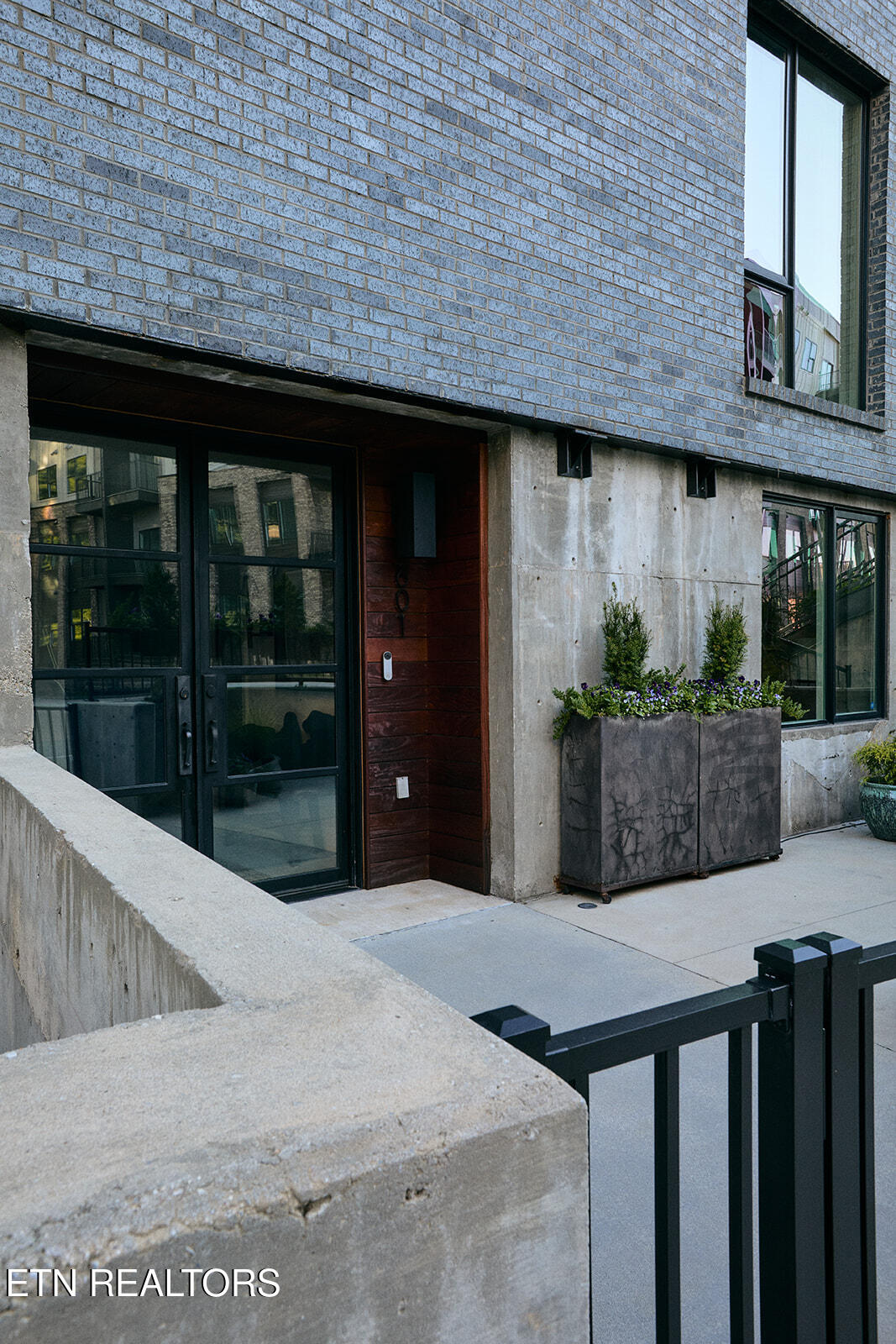 601 W Vine Ave — photo