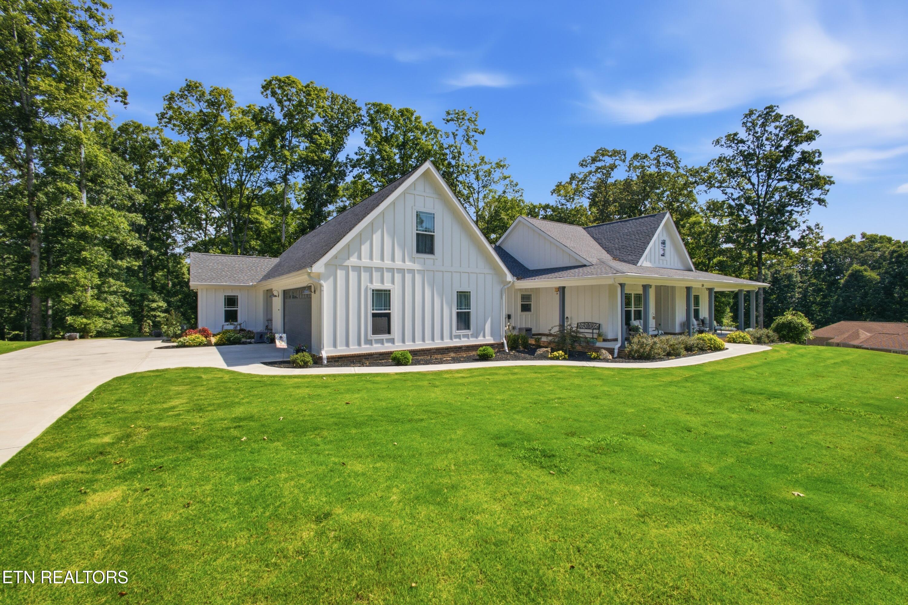 114 W Mountain Drive — photo