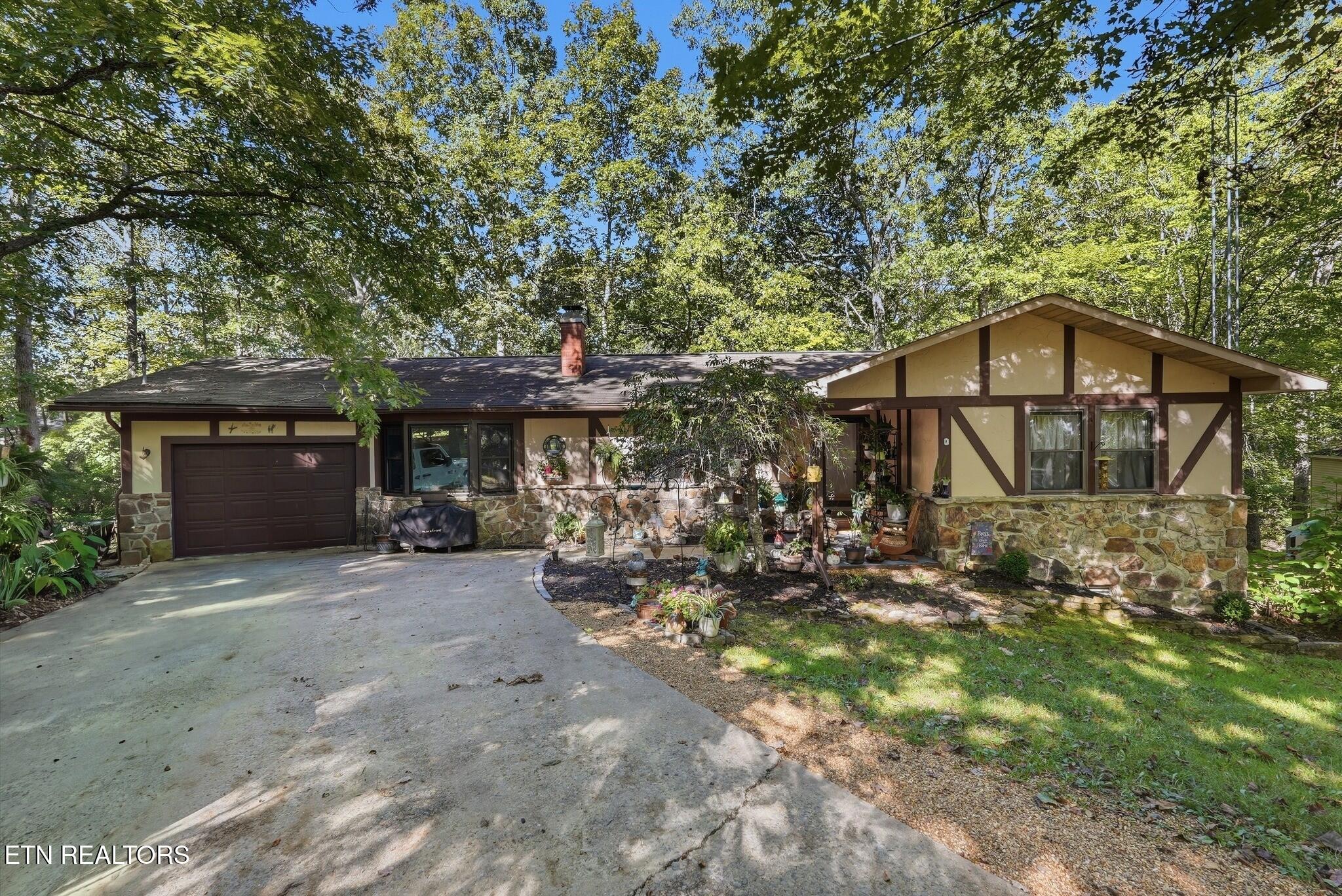 16 Sweetbriar Court — photo