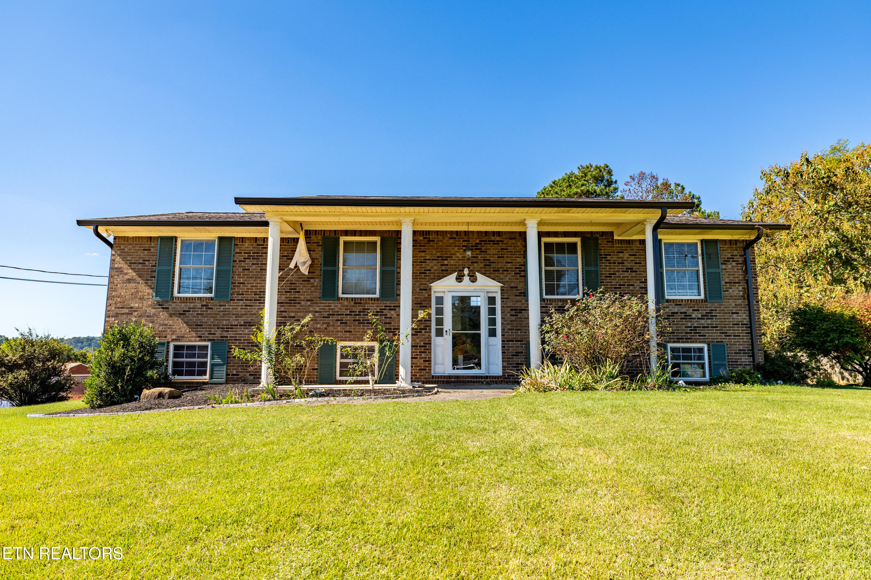 7325 Hallbrook Rd — photo
