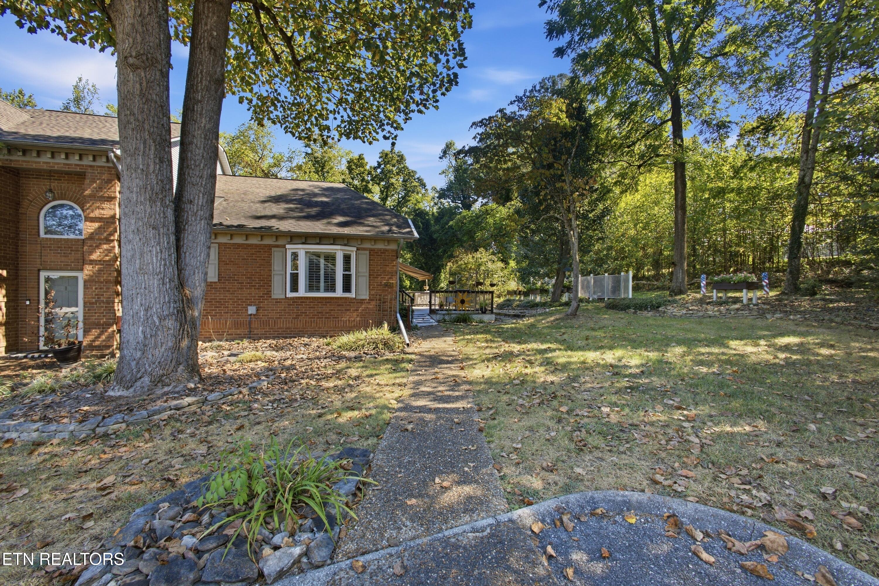 221 Brentwood Way — photo
