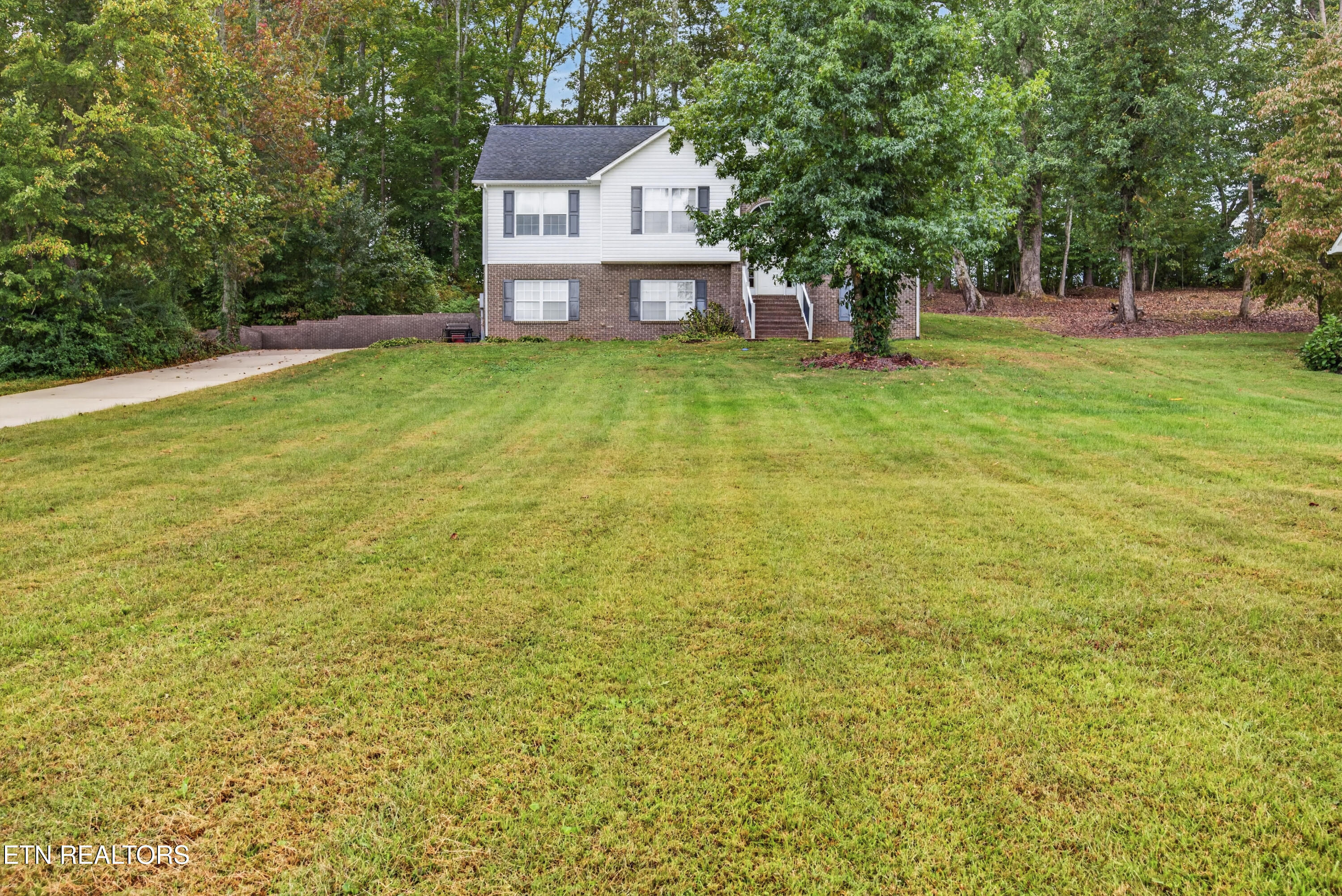 1613 Farmington Drive — photo