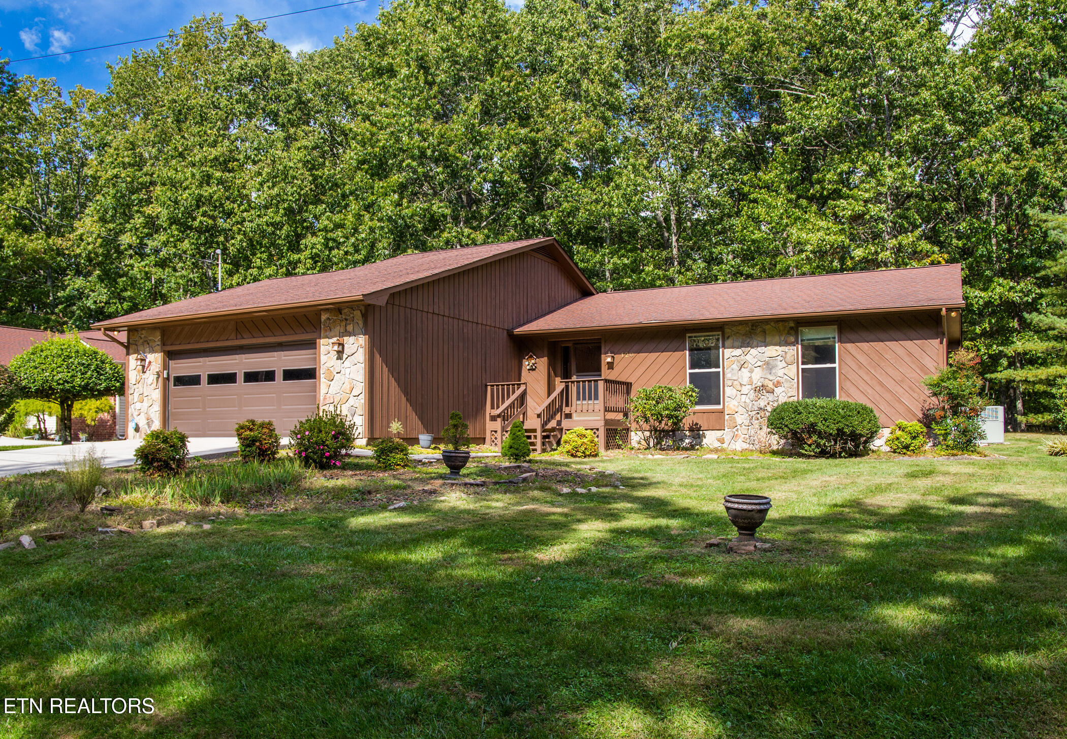 120 Lakeside Drive — photo