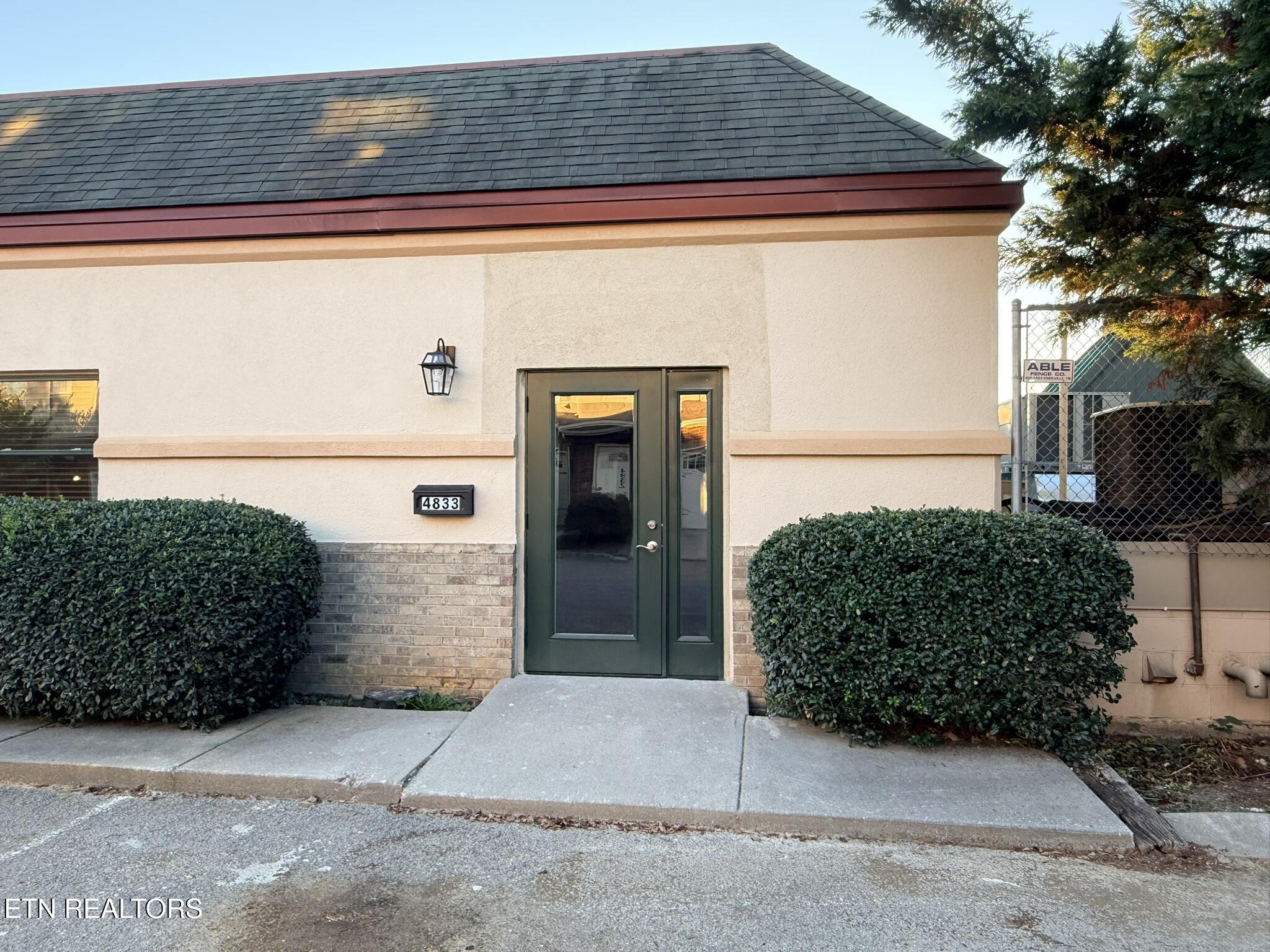 4833 Fountain View Way — photo