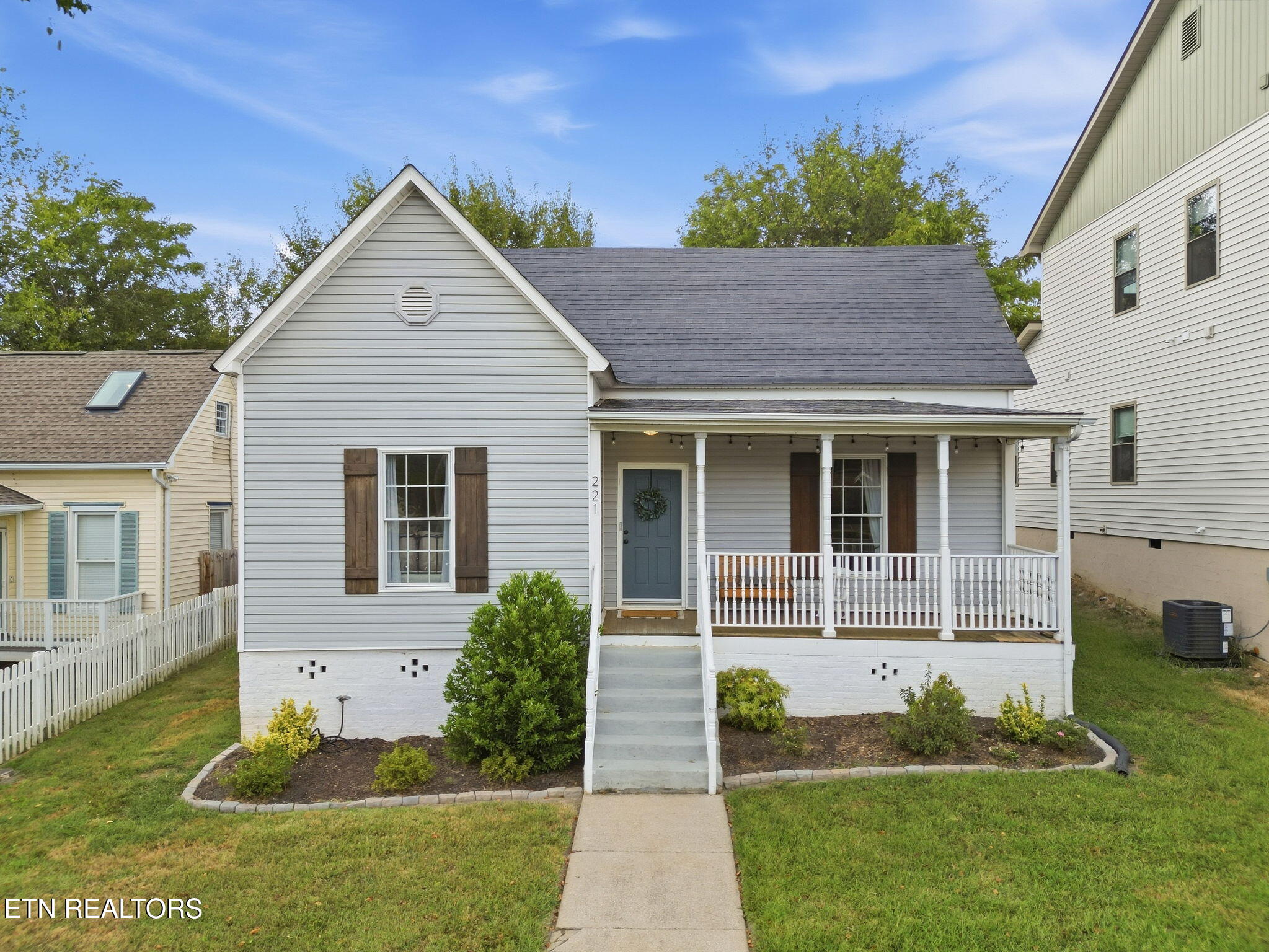 221 E Oldham Ave — photo