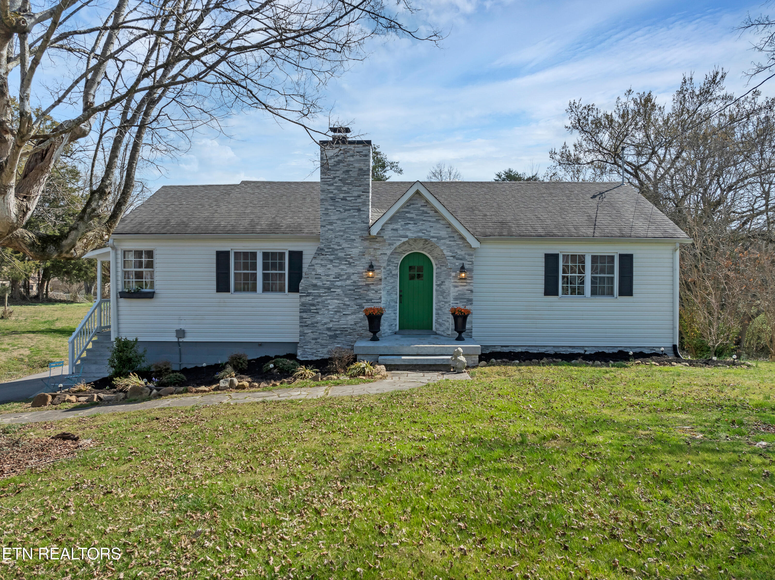 300 Lindy Drive — photo