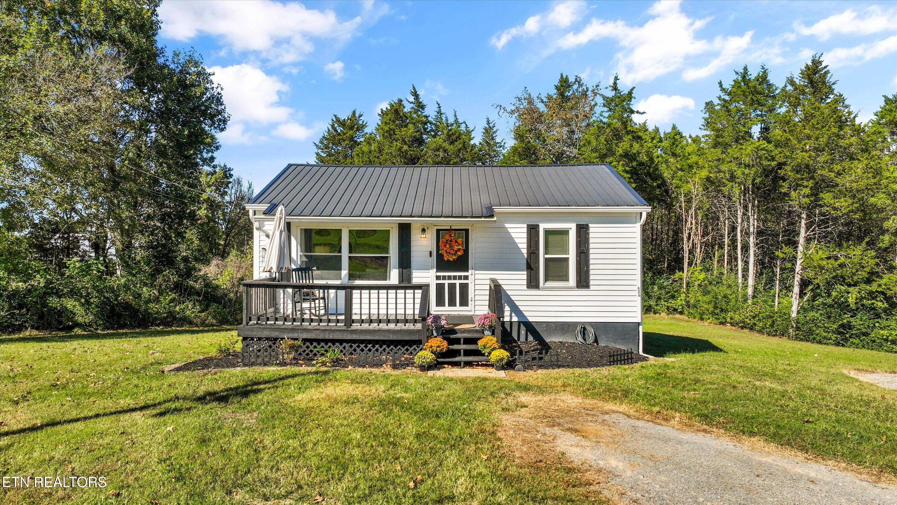 626 N White Pine Rd — photo
