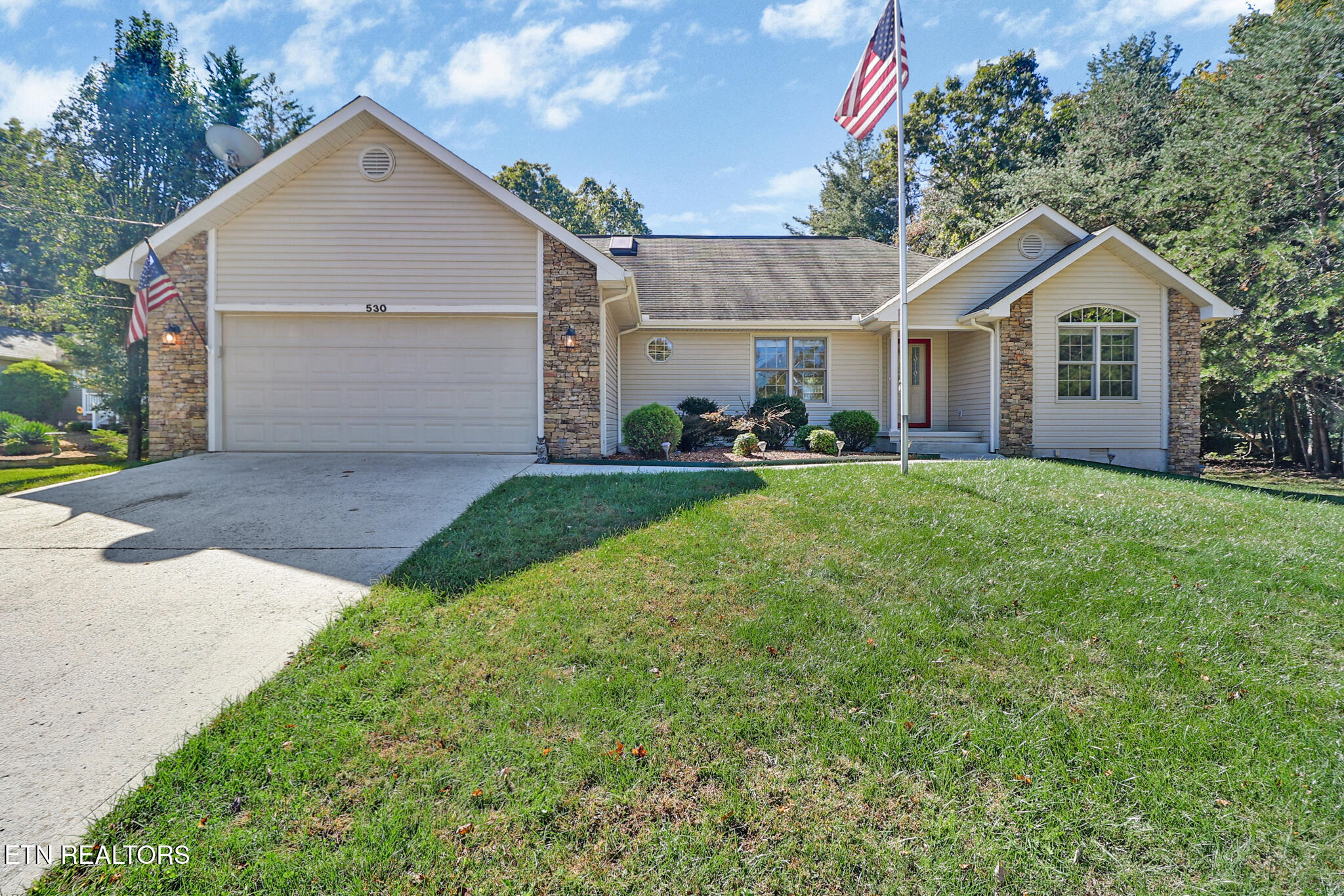 530 Stonehenge Drive — photo