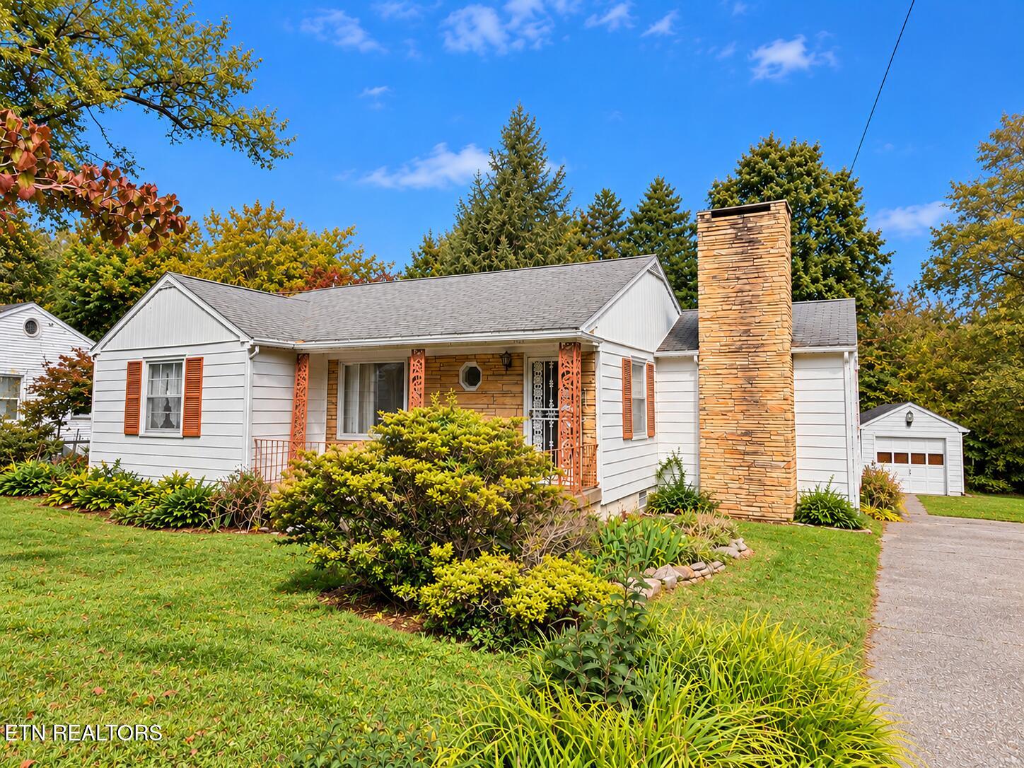 1601 Maple Drive — photo